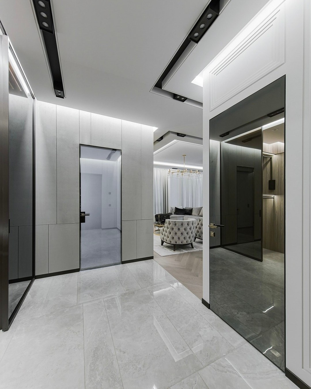 Современная прихожая с зеркалами и видом на гостиную | Валерия Котович