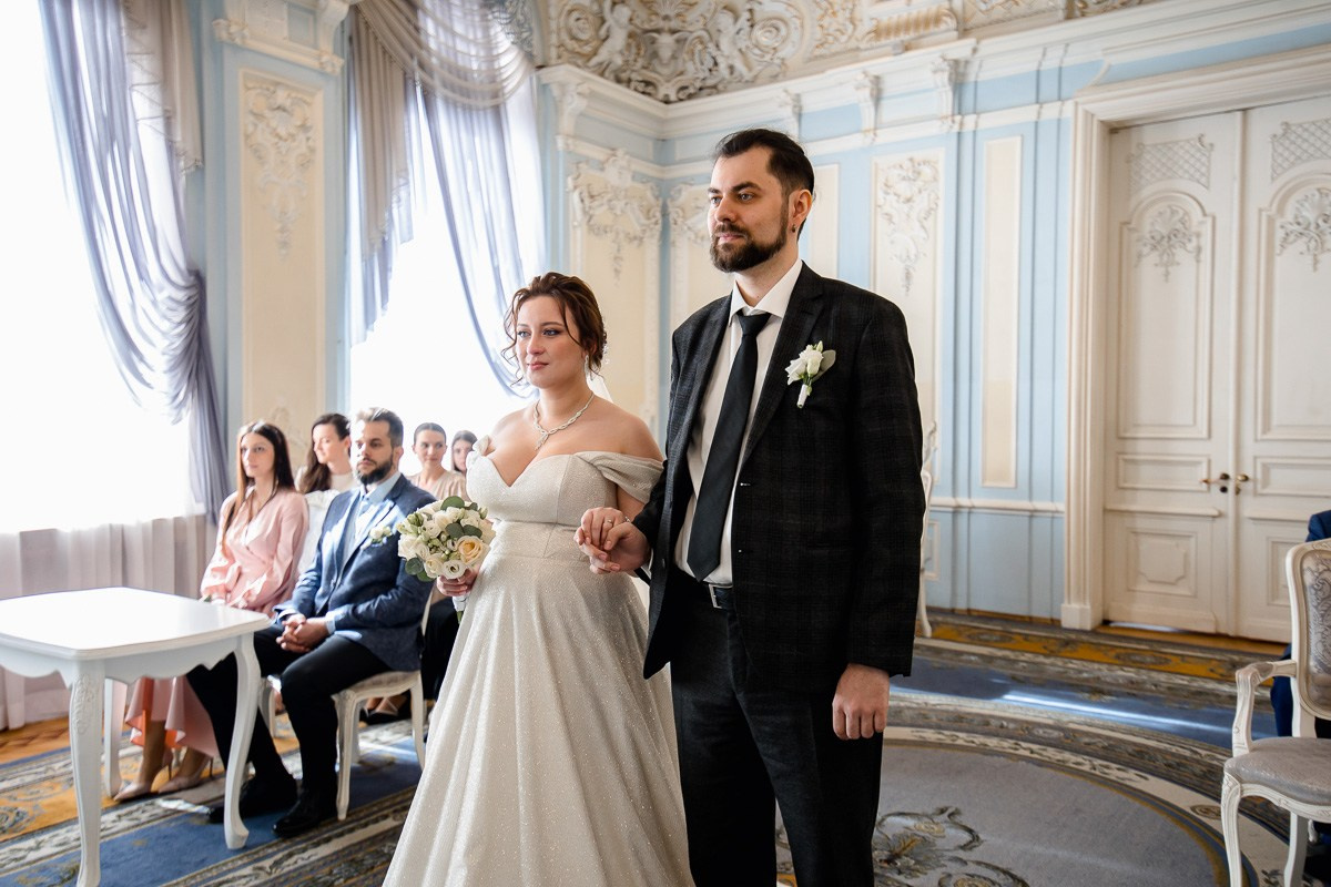Жених и невеста в зале регистраций в ЗАГСе на фурштатской СПб. Горизонтальный кадр
