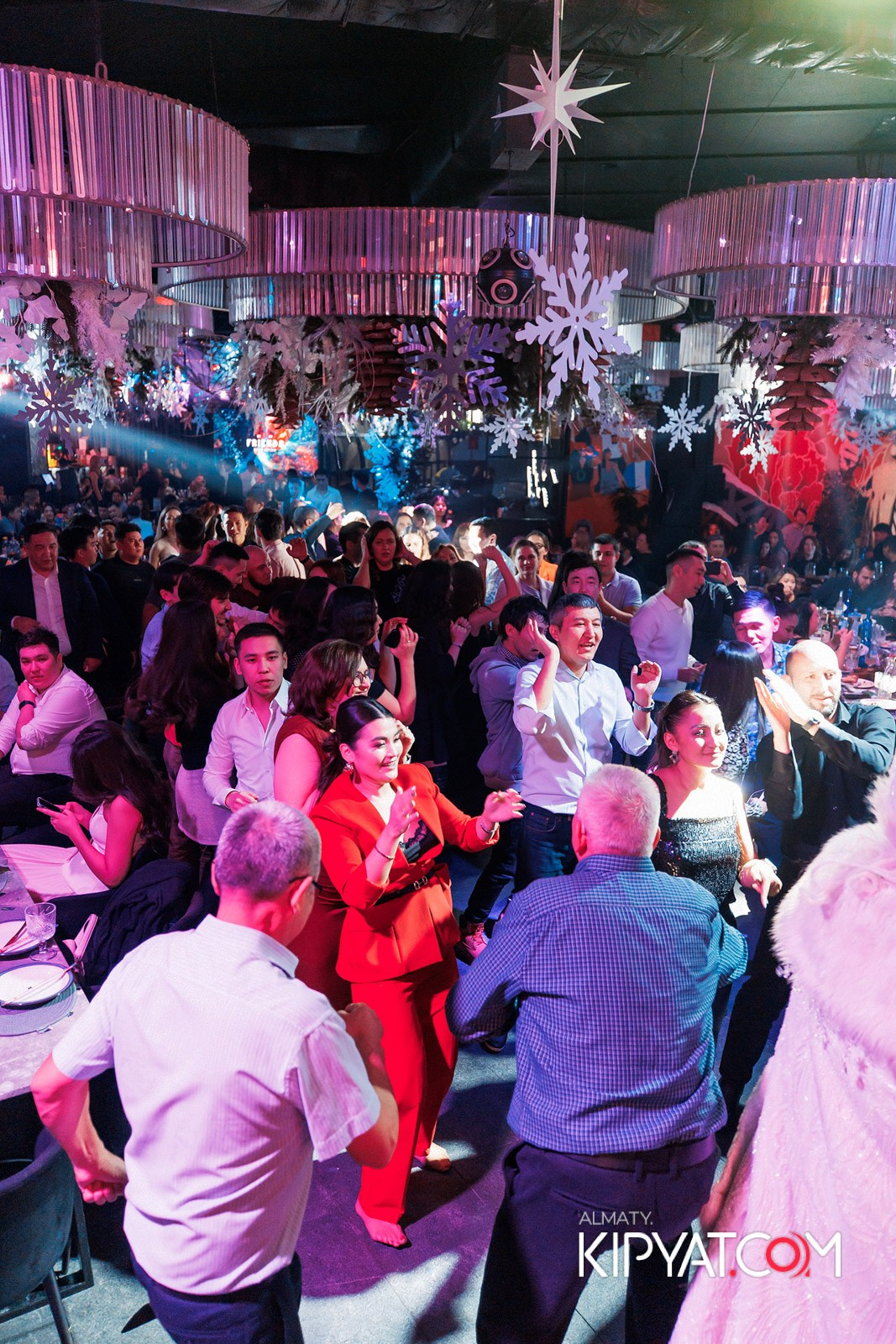 FRIENDS BAR & TERRACE. КИПЯТКОМ АЛМАТЫ!