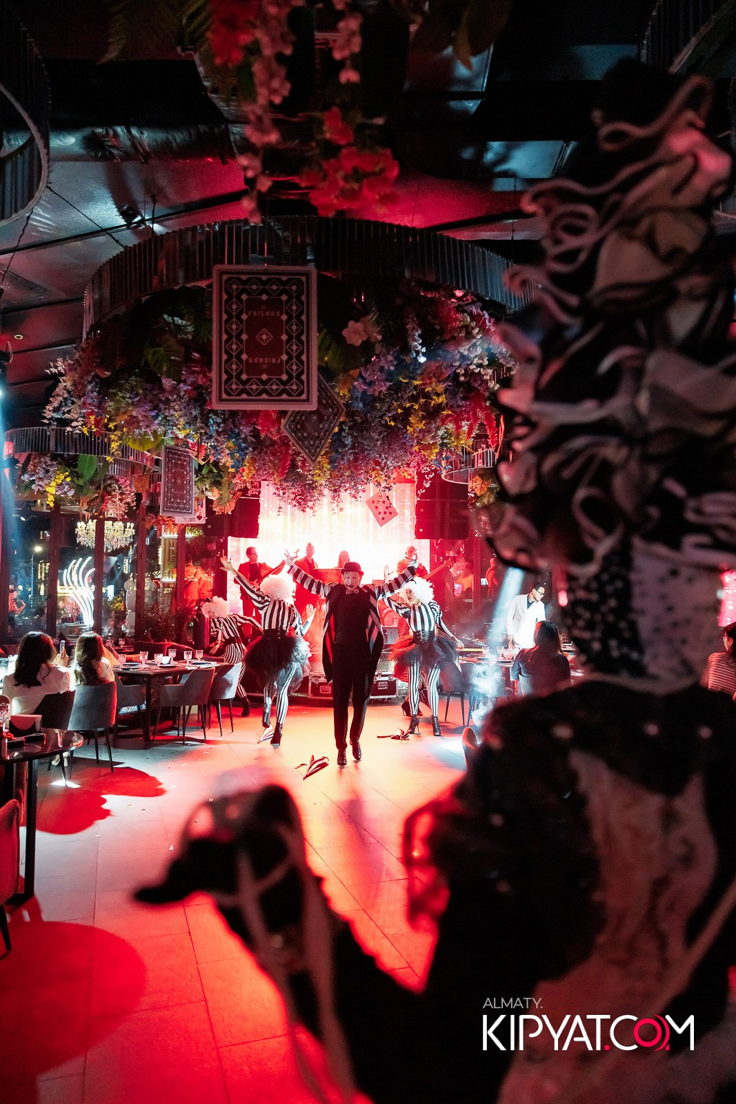 FRIENDS BAR & TERRACE. КИПЯТКОМ АЛМАТЫ!