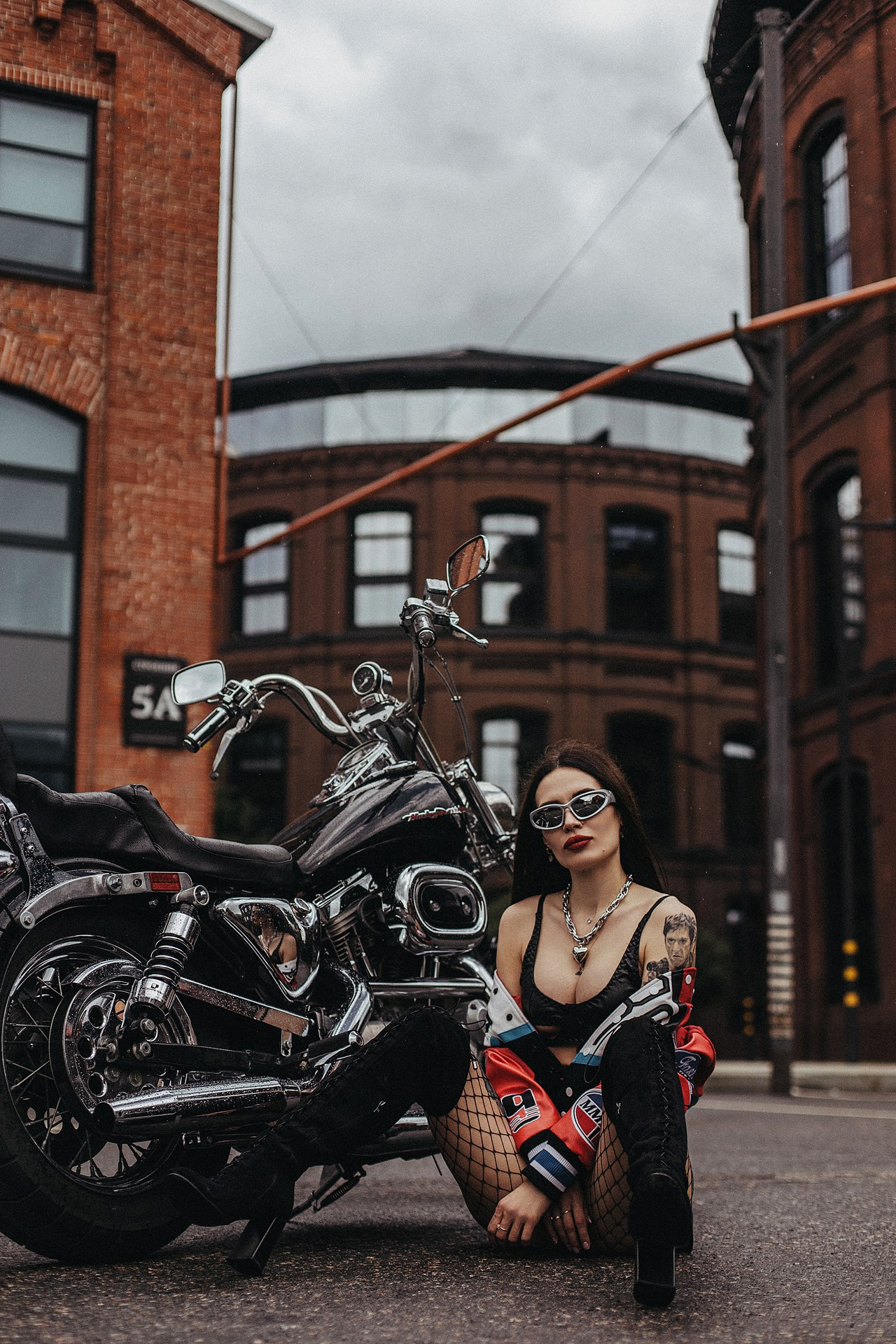 Фотосессия с байком на парковке. Семейный и детский фотограф в Москве Артём Жигурс