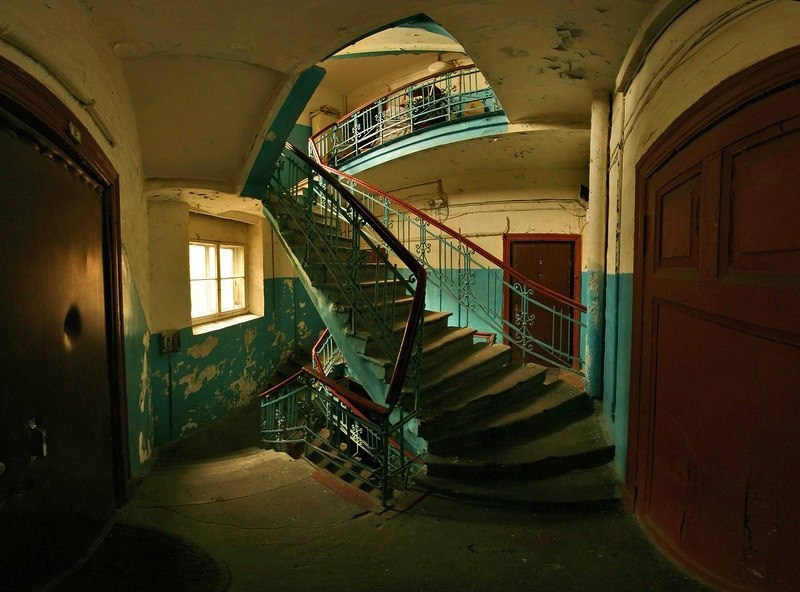 Локация для фотосессии в подъезде — парадная с лепниной