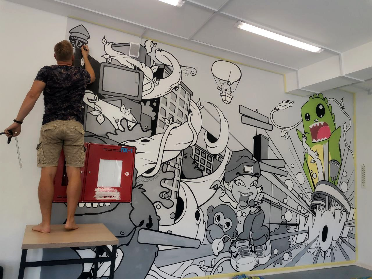 Монохромный. Динозаврик посреди улиц и поющая девушка на переднем плане