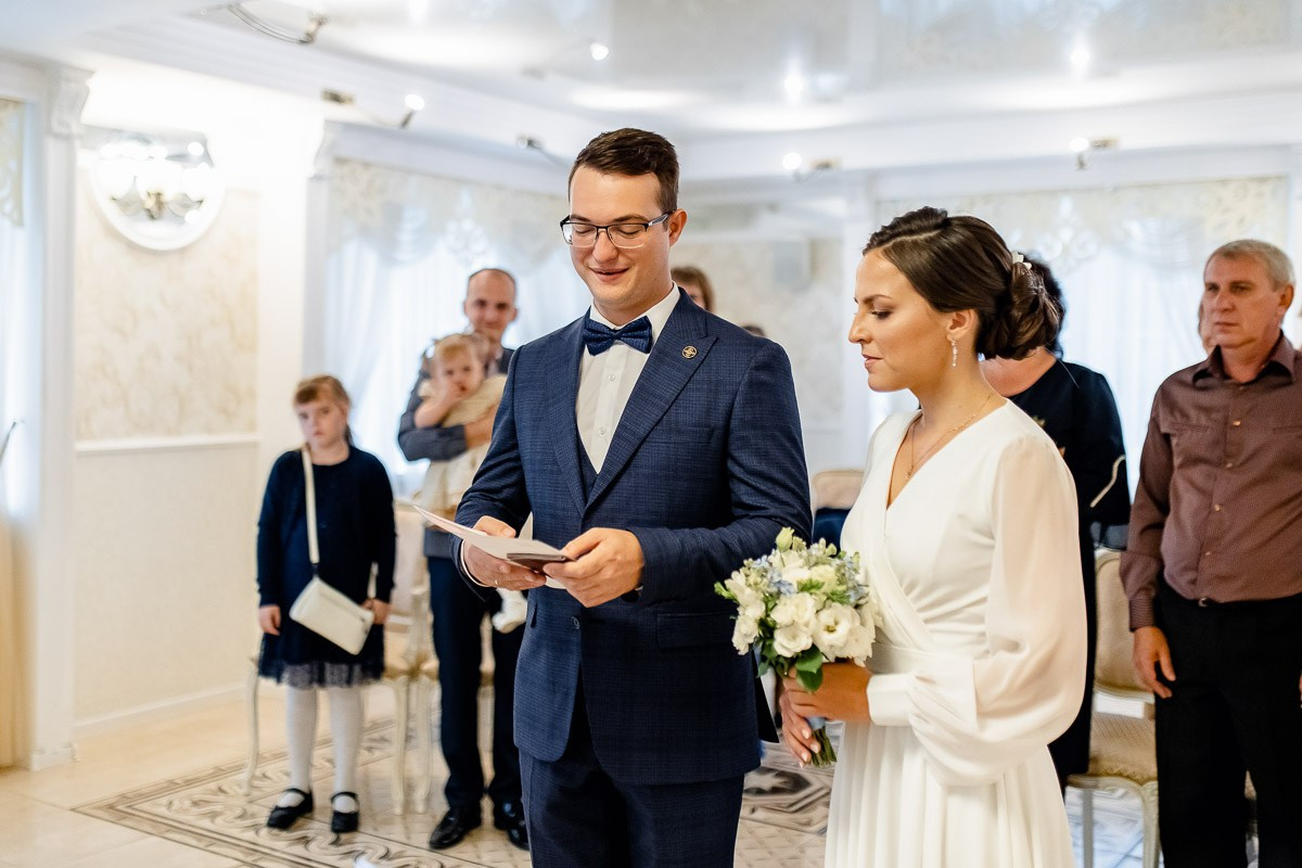 Жених и невеста. Роспись в ЗАГСе Петергофа.