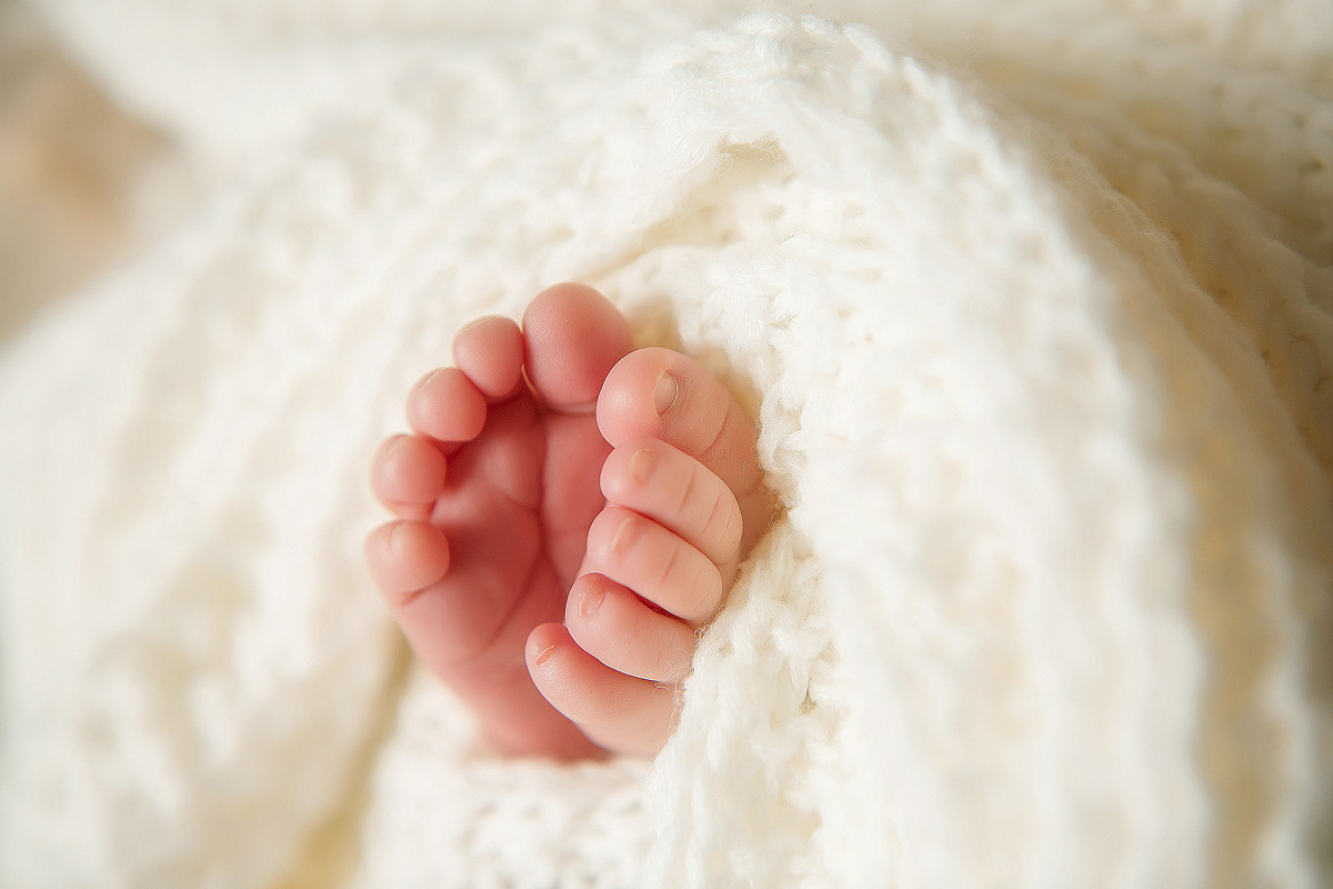 ножки новорожденного младенца, пальчики
