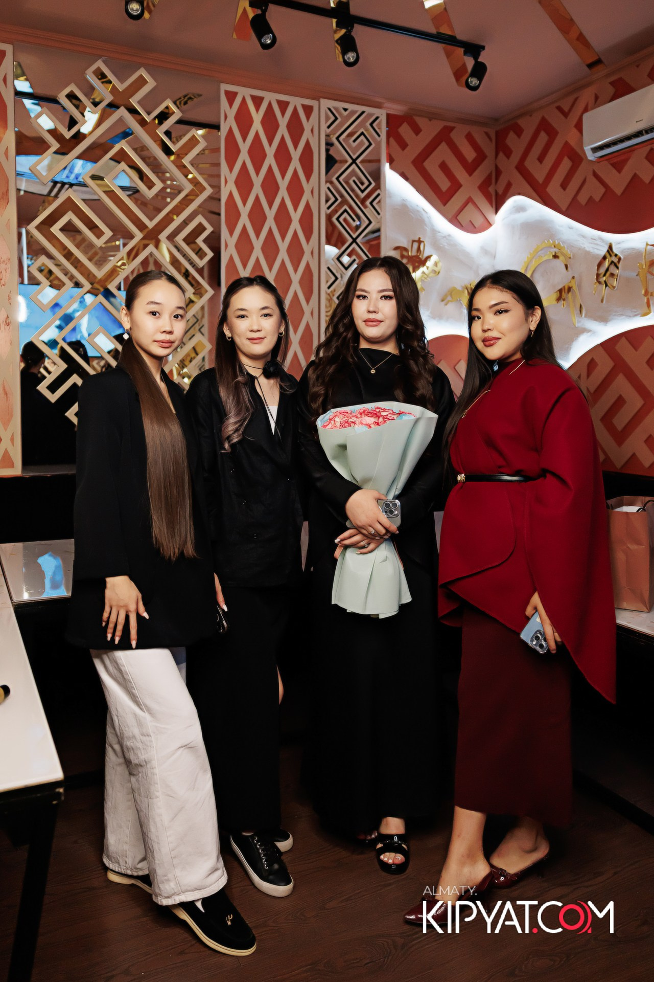 УХО И МЕДВЕДЬ НА ГАГАРИНА. КИПЯТКОМ АЛМАТЫ!