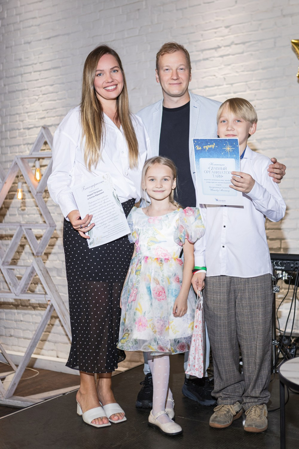 Яркая фотосессия для выпускного 4 класса в ресторане Весенний лофт. Семейный и детский фотограф в СПБ, Пушкин, Колпино, Славянка, Тосно