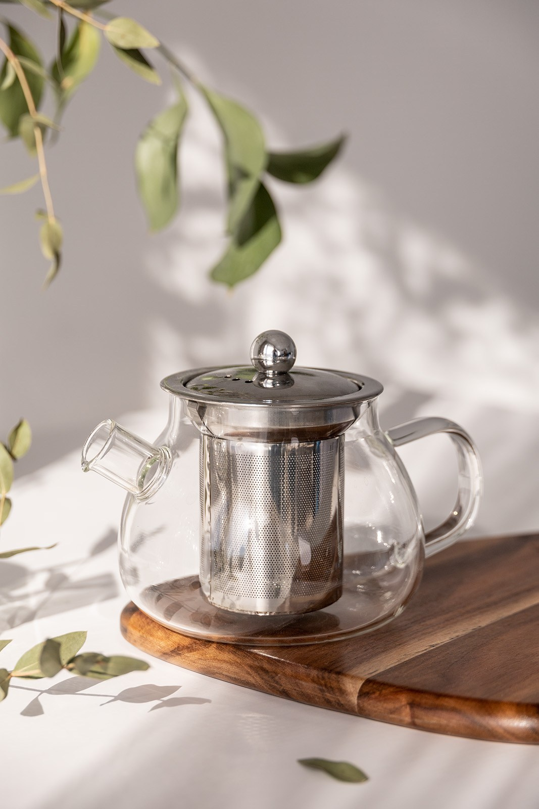 Чайник из стекла с металлической крышкой на столе | Съемка для Wildberries