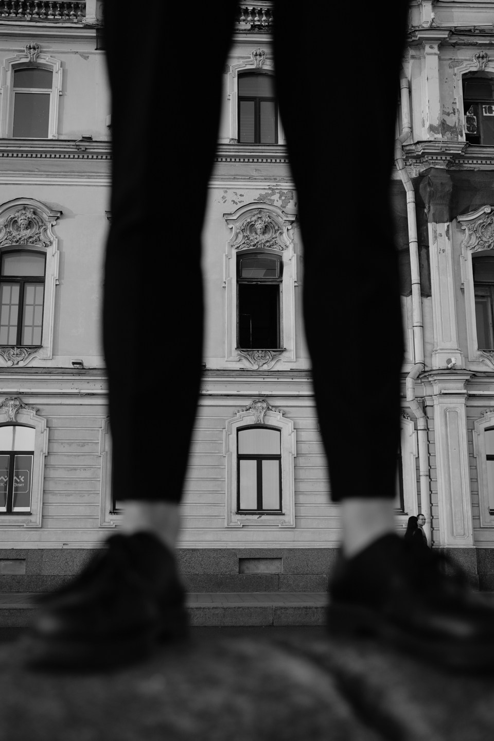 Фото сквозь ноги в окно 