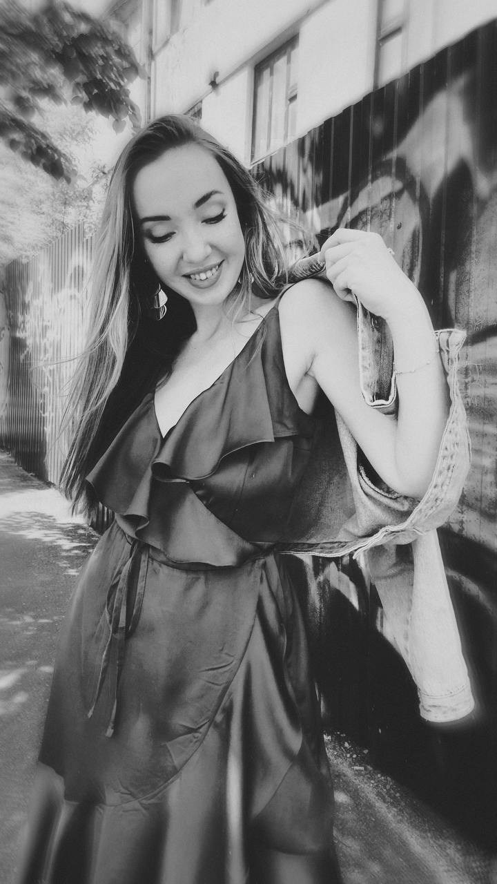 Диана: Рассвет. Я сижу на берегу моря рядом со своим домом. И встречаю солнце…. OlessiaKh