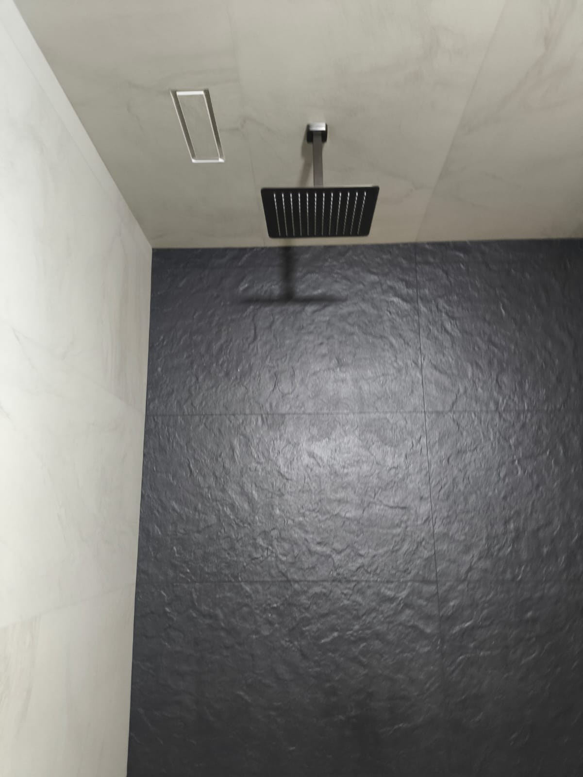 Зона душевой кабины в ванной комнате 