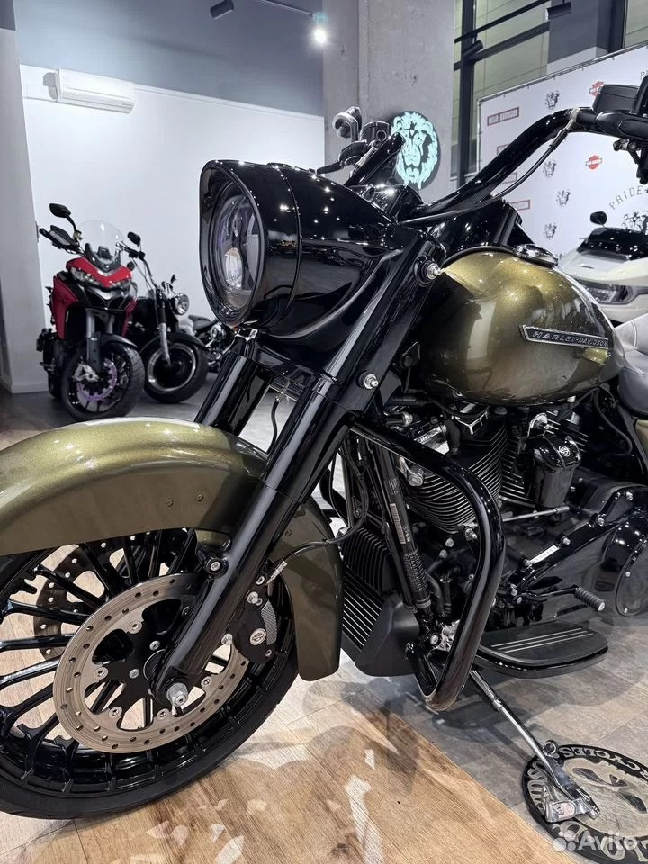 Купить Harley-Davidson 2017 Road King (Olive Gold) (Touring) — подробнее на сайте. Hello Davidson, Москва. Только хорошие мотоциклы…