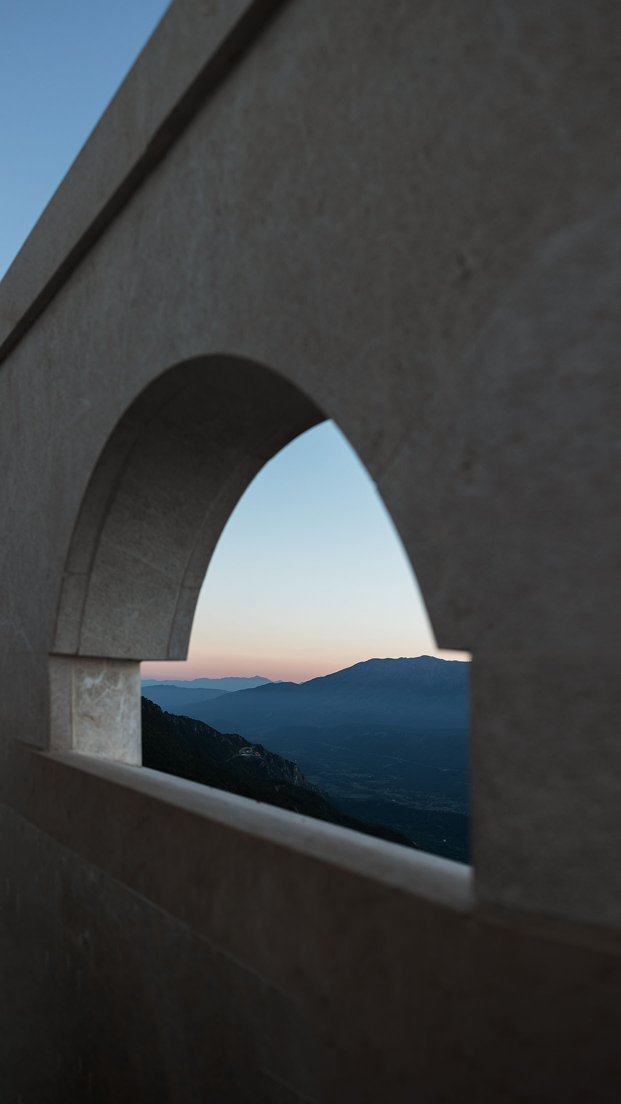 Монастырь Острог и дорога к нему. Портретный фотограф, контент фотограф, продающие фото в Москве и МО