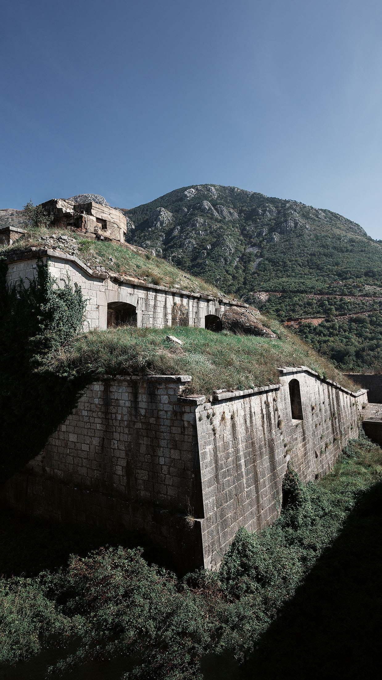 Монастырь Острог и дорога к нему. Портретный фотограф, контент фотограф, продающие фото в Москве и МО