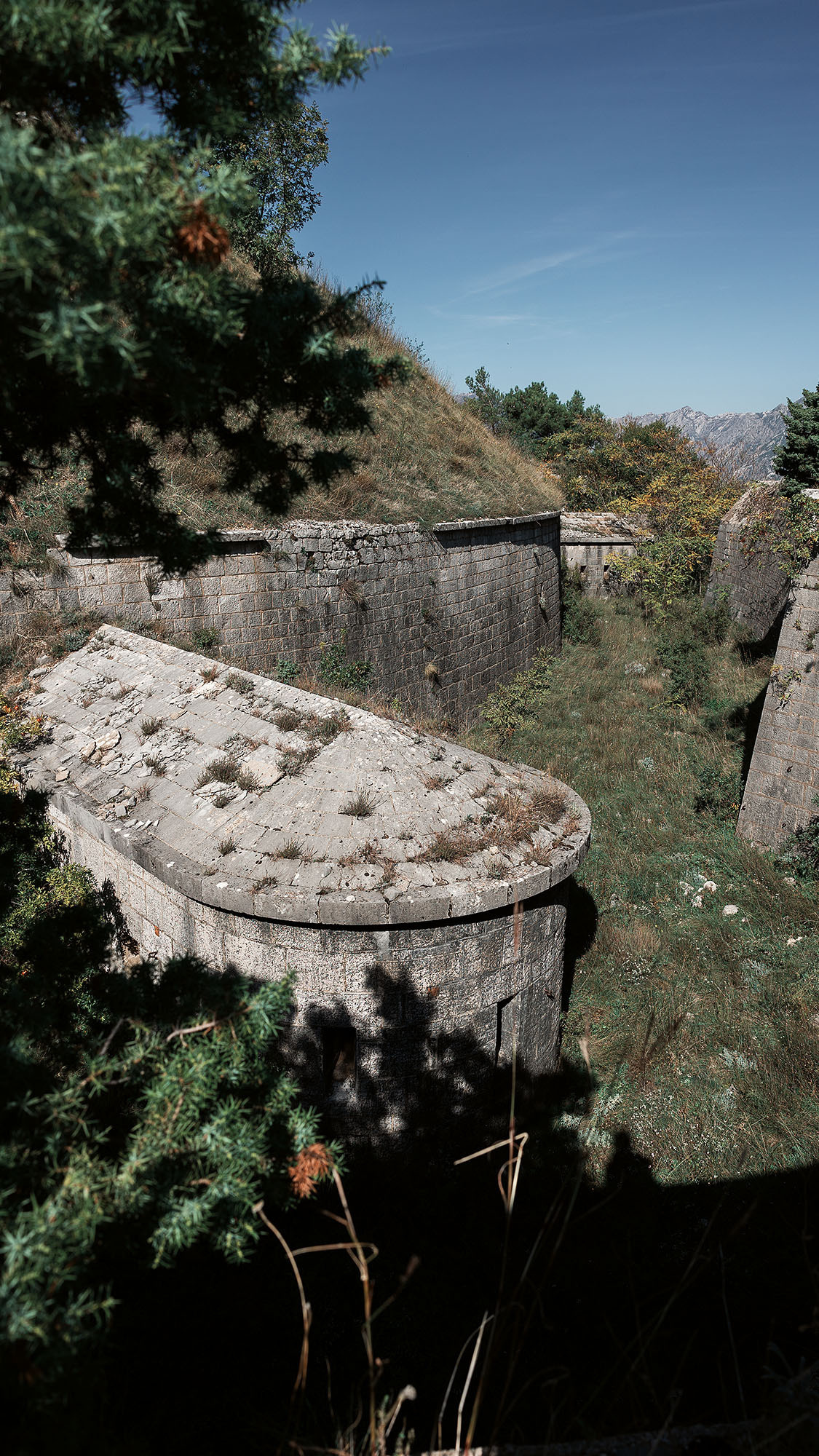 Монастырь Острог и дорога к нему. Портретный фотограф, контент фотограф, продающие фото в Москве и МО