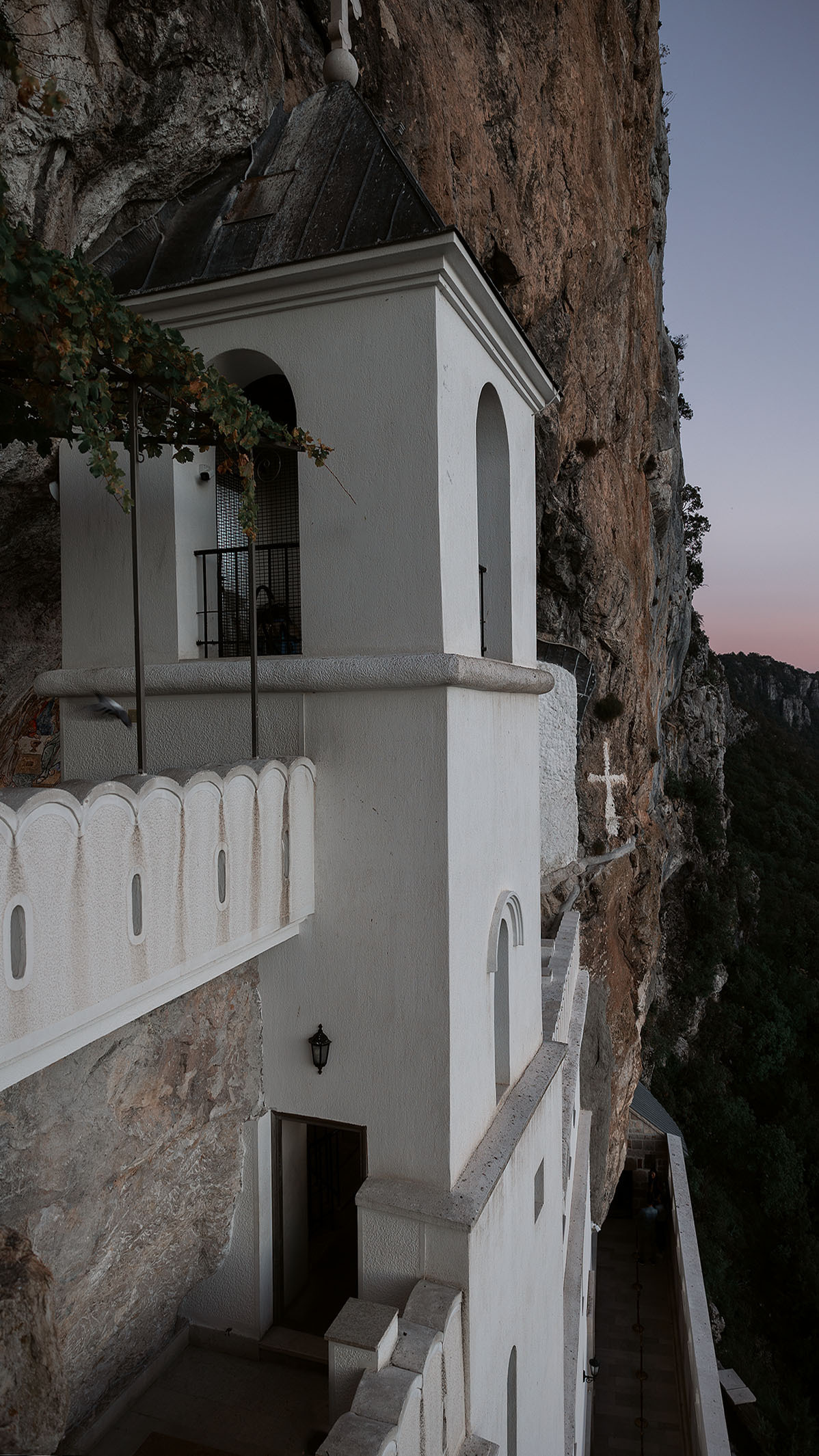 Монастырь Острог и дорога к нему. Портретный фотограф, контент фотограф, продающие фото в Москве и МО