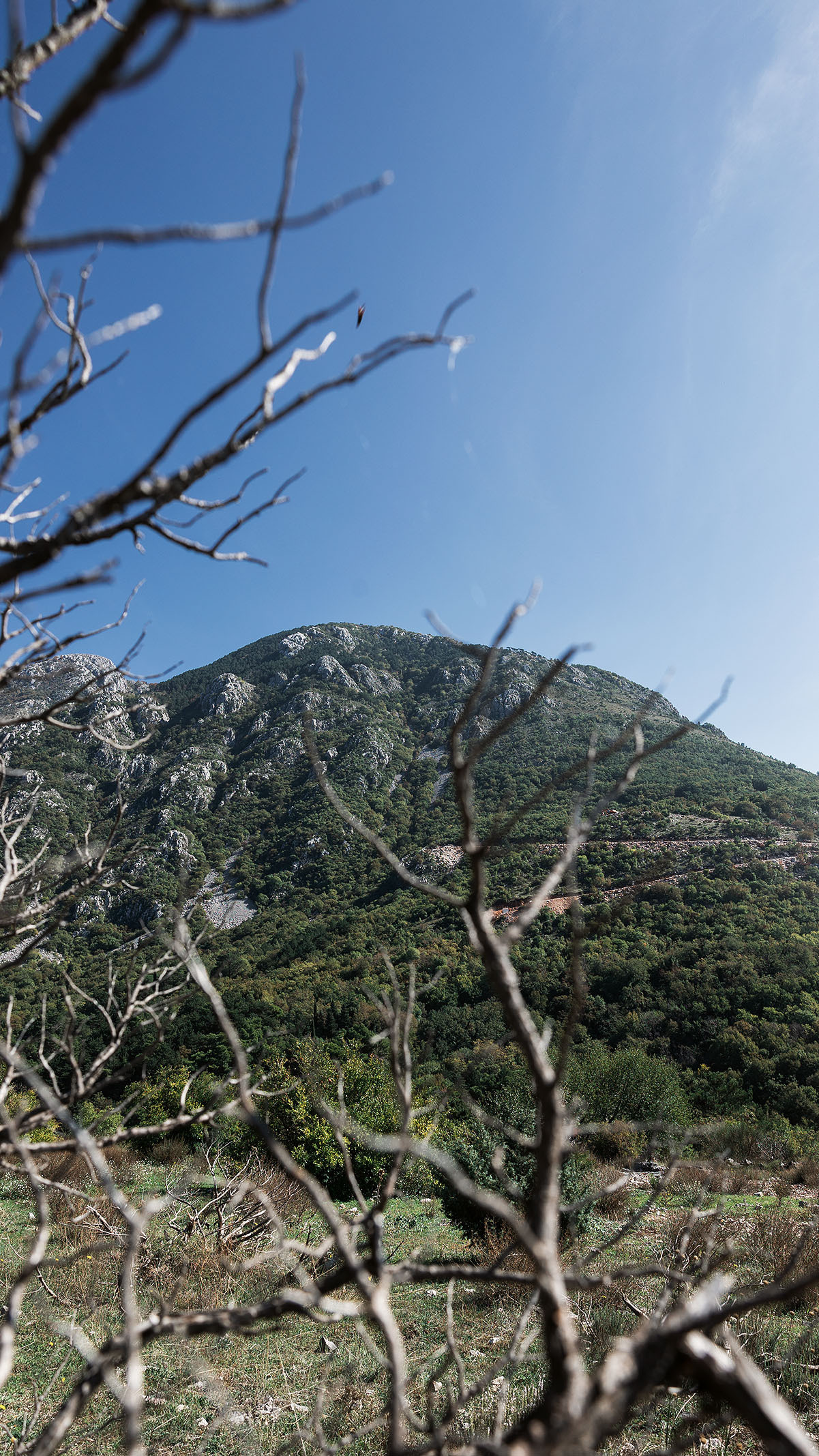 Монастырь Острог и дорога к нему. Портретный фотограф, контент фотограф, продающие фото в Москве и МО