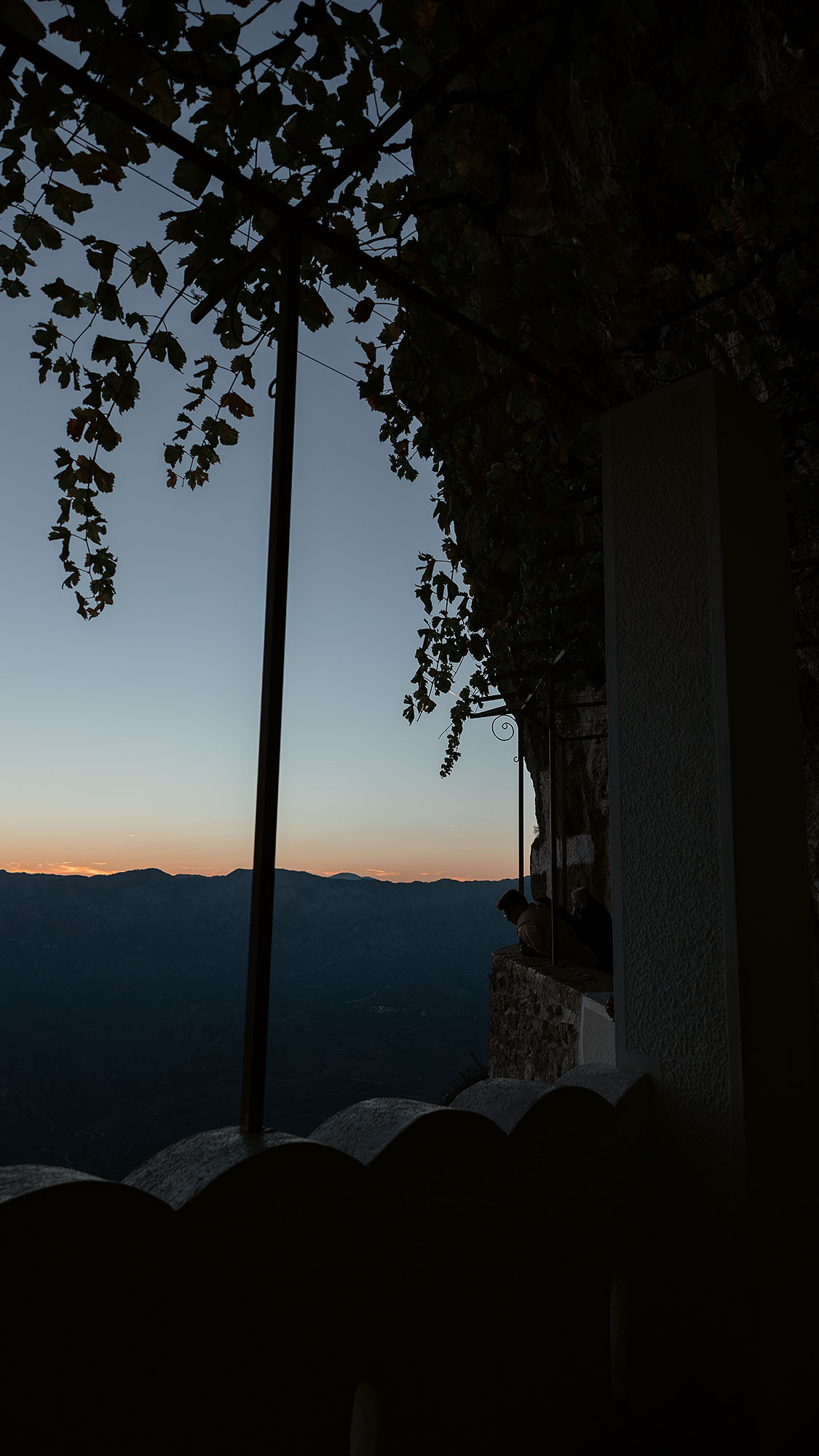 Монастырь Острог и дорога к нему. Портретный фотограф, контент фотограф, продающие фото в Москве и МО