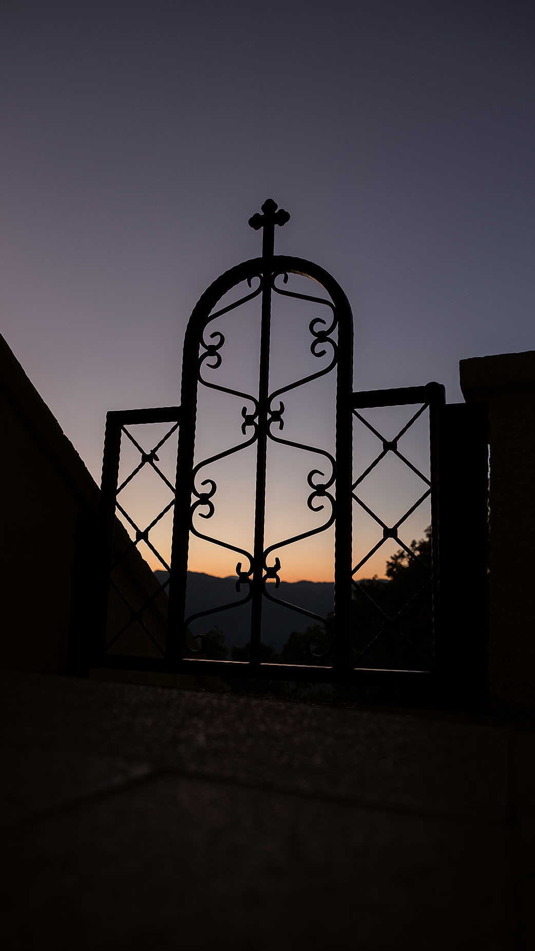 Монастырь Острог и дорога к нему. Портретный фотограф, контент фотограф, продающие фото в Москве и МО