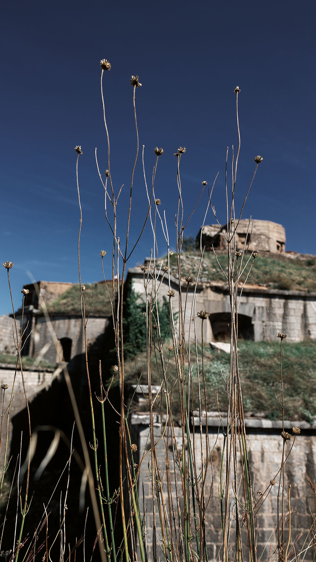 Монастырь Острог и дорога к нему. Портретный фотограф, контент фотограф, продающие фото в Москве и МО