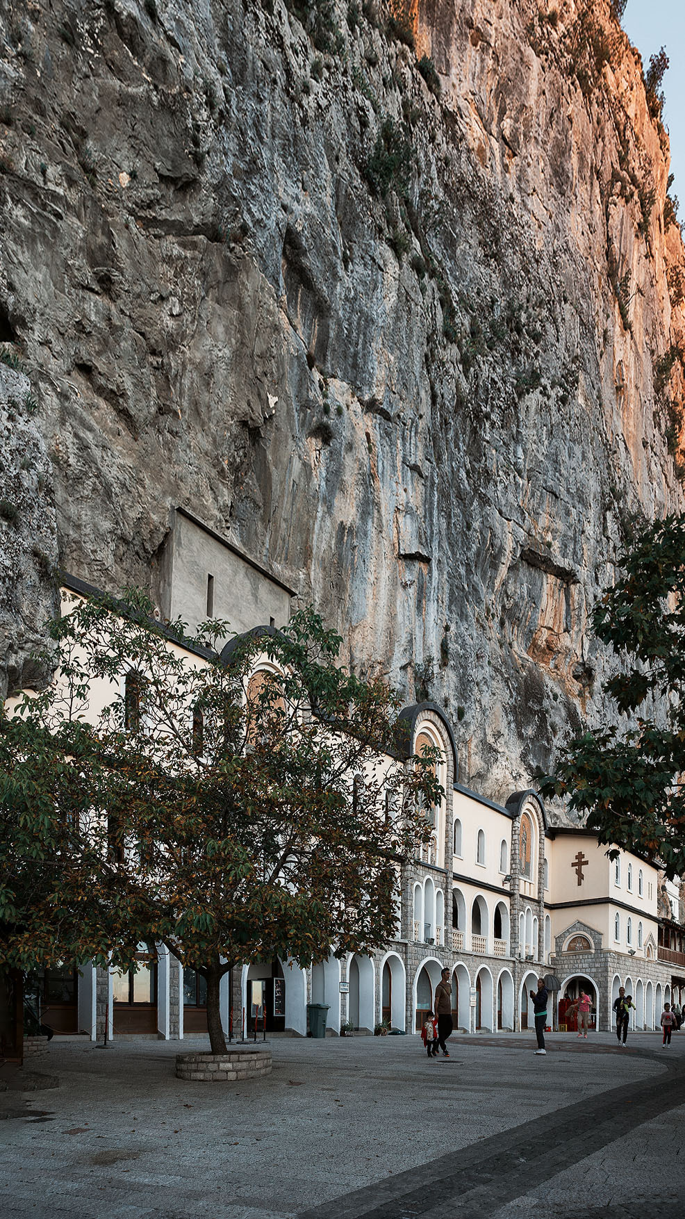 Монастырь Острог и дорога к нему. Портретный фотограф, контент фотограф, продающие фото в Москве и МО