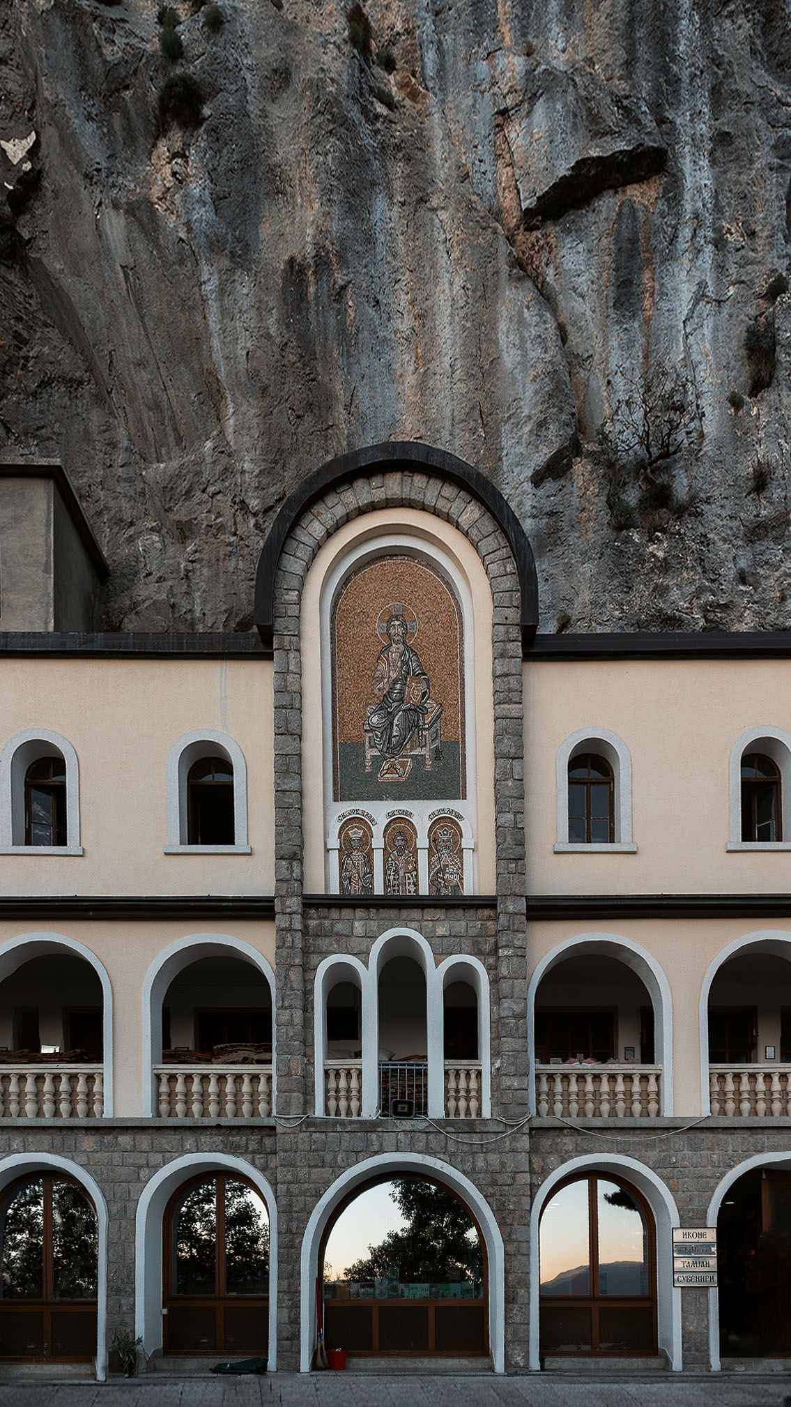 Монастырь Острог и дорога к нему. Портретный фотограф, контент фотограф, продающие фото в Москве и МО