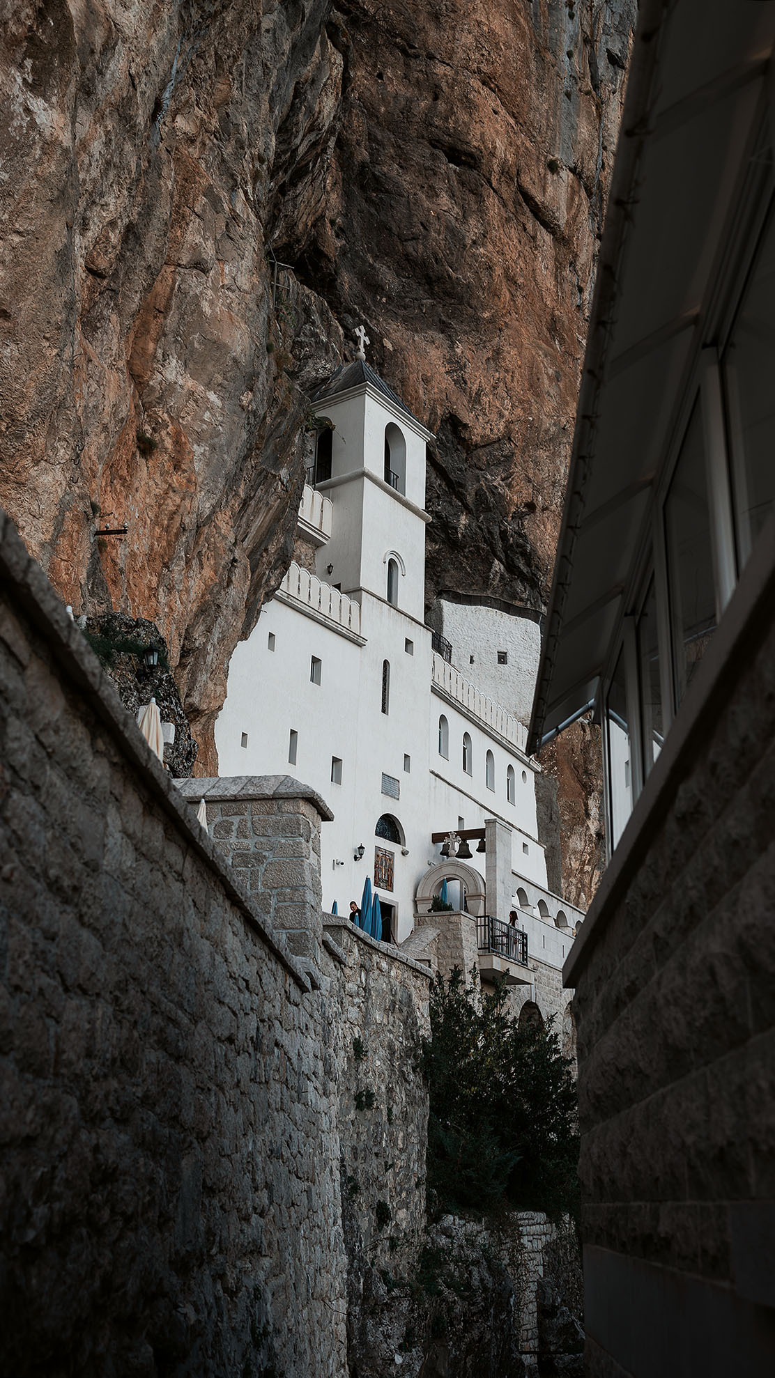 Монастырь Острог и дорога к нему. Портретный фотограф, контент фотограф, продающие фото в Москве и МО