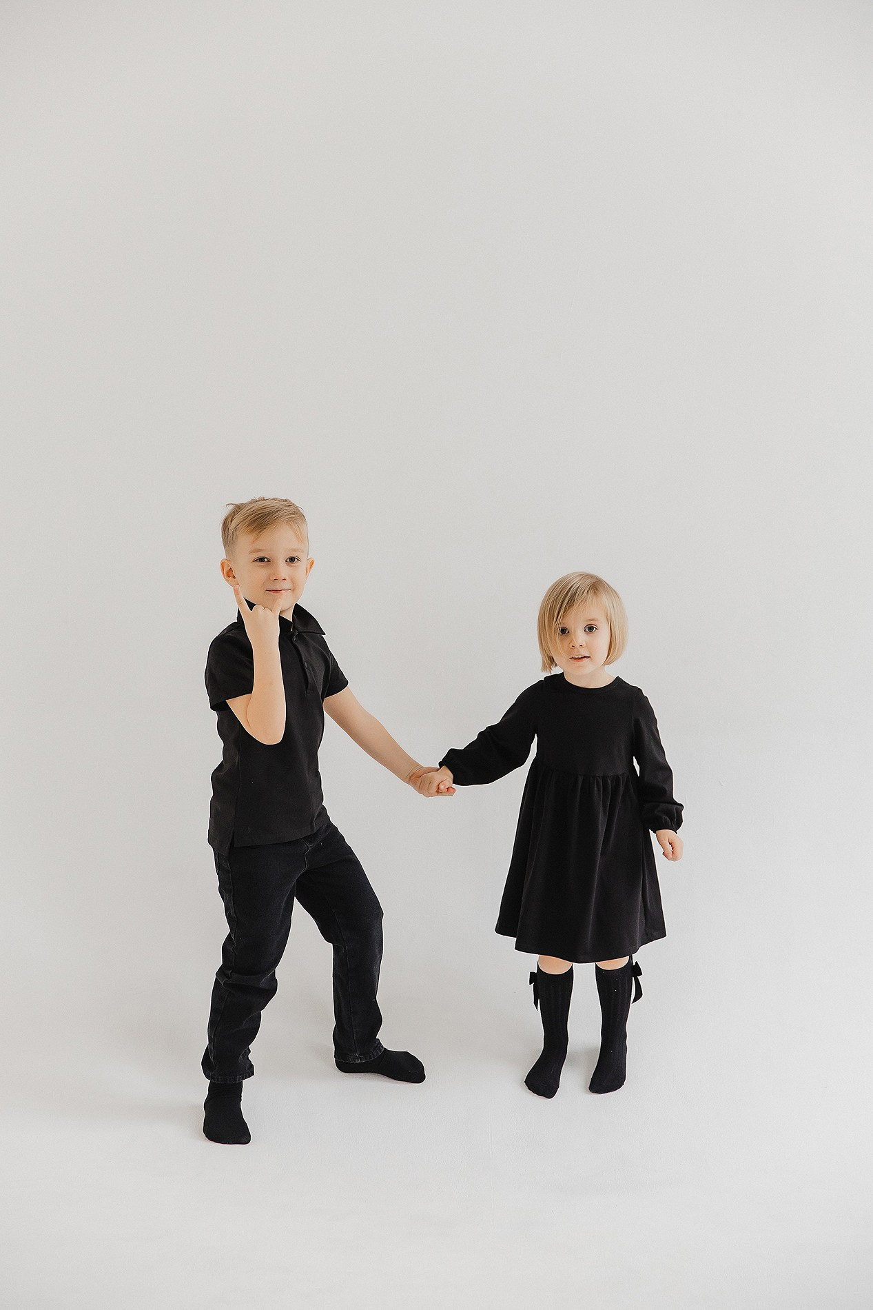 Семейная фотосессия на белом фоне. Фотограф Олеся Жомер