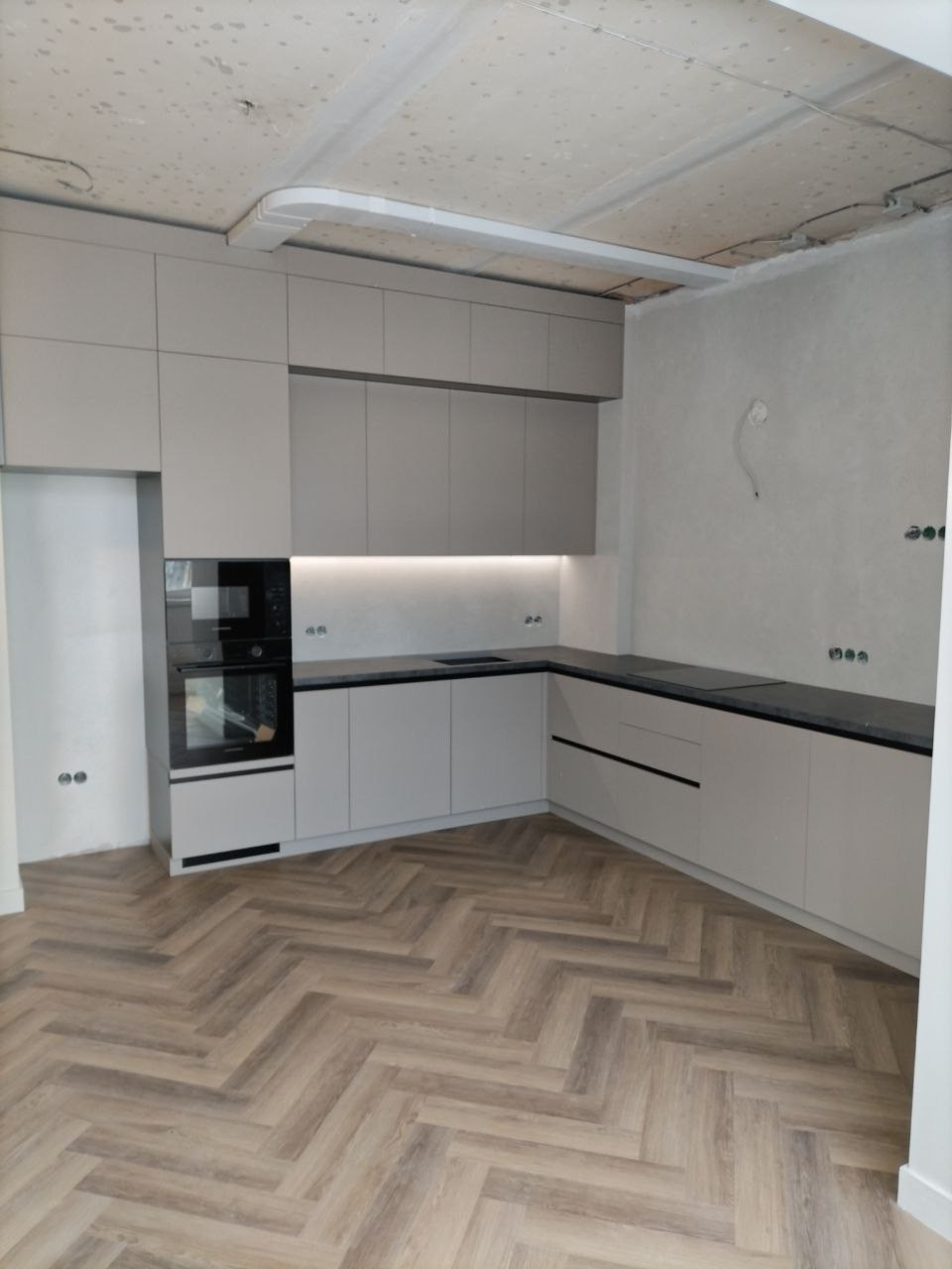 Фото с монтажа |Мебель на заказа: кухни, шкафы и т.д. в Томске. ГУДРУМ — Мебель на заказ в Томске | Кухни | Шкафы | Стулья и Столы