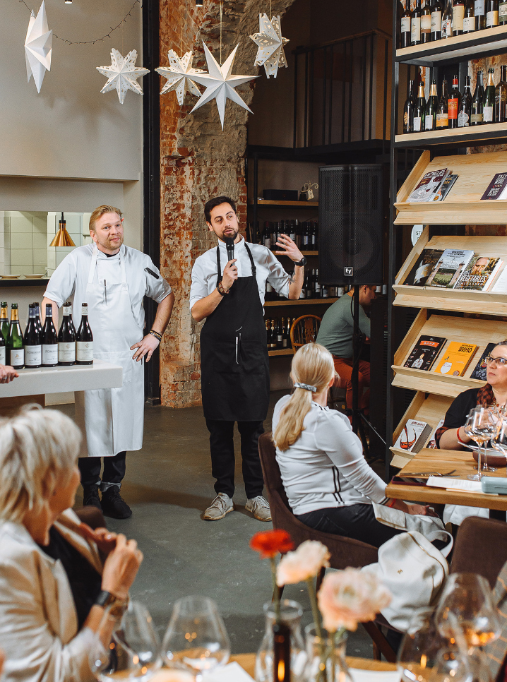 Репортаж с презентации новой винной карты. Репортажный фотограф Катерина Гилс Москва