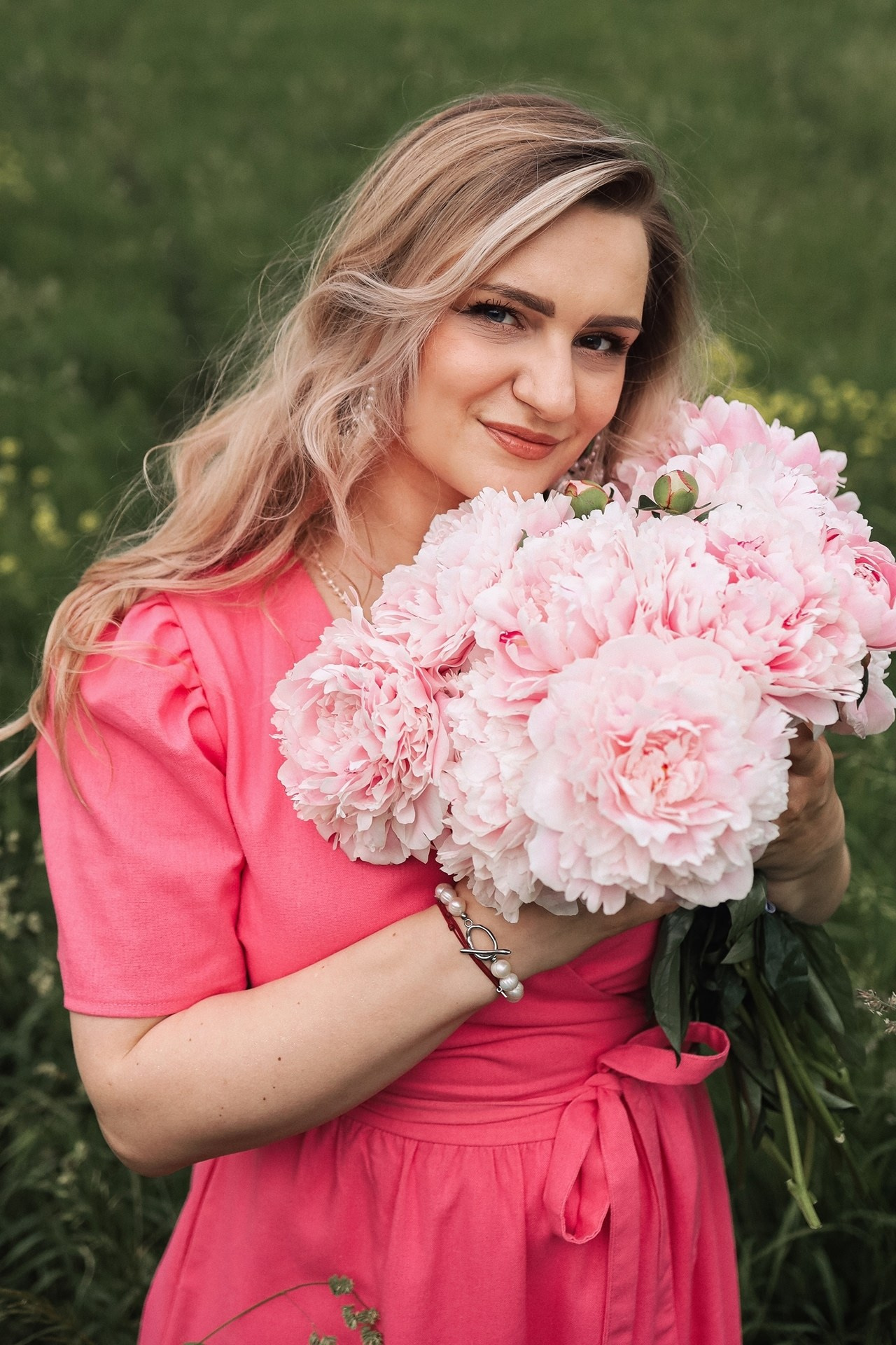 Евгения и пионы. Фотограф Анастасия Фальковская