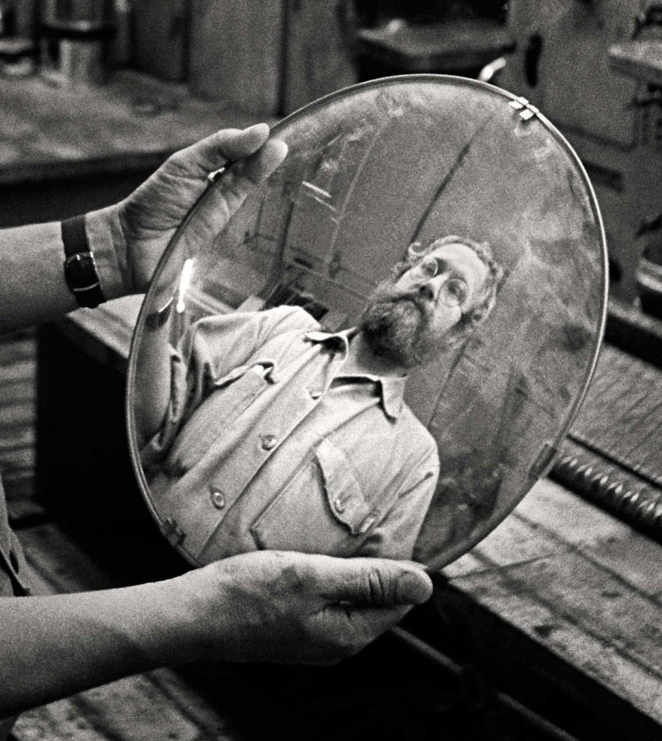 Йозеф Куделка (род. 1938) — выдающийся фотограф, чьи работы сочетают художественную выразительность с документальной точностью: начал карьеру как инженер, но посвятил жизнь фотографии; прославился благодаря «цыганскому периоду» и фотографиям вторжения 1968 года; стал членом Magnum Photos и получил множество престижных наград, включая «Хассельблад»