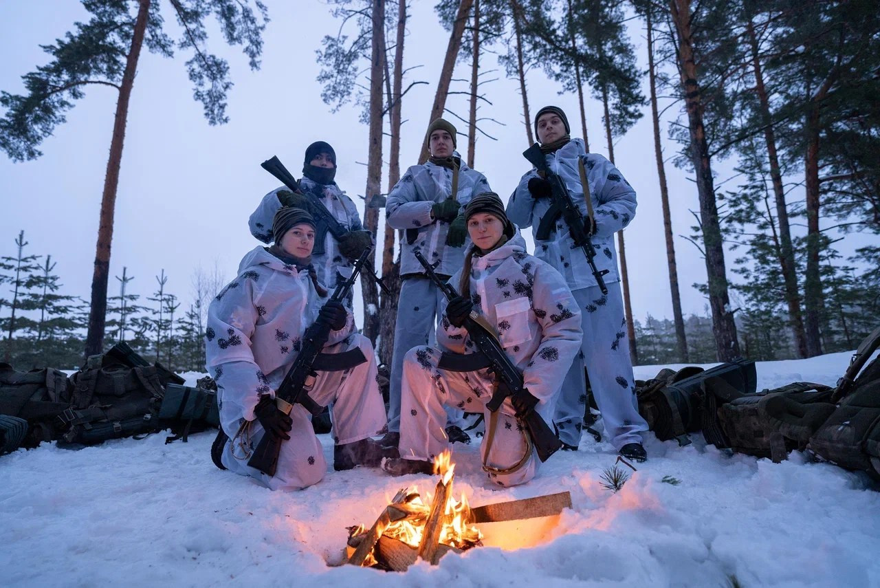 Кадеты на полевых учениях зимой.