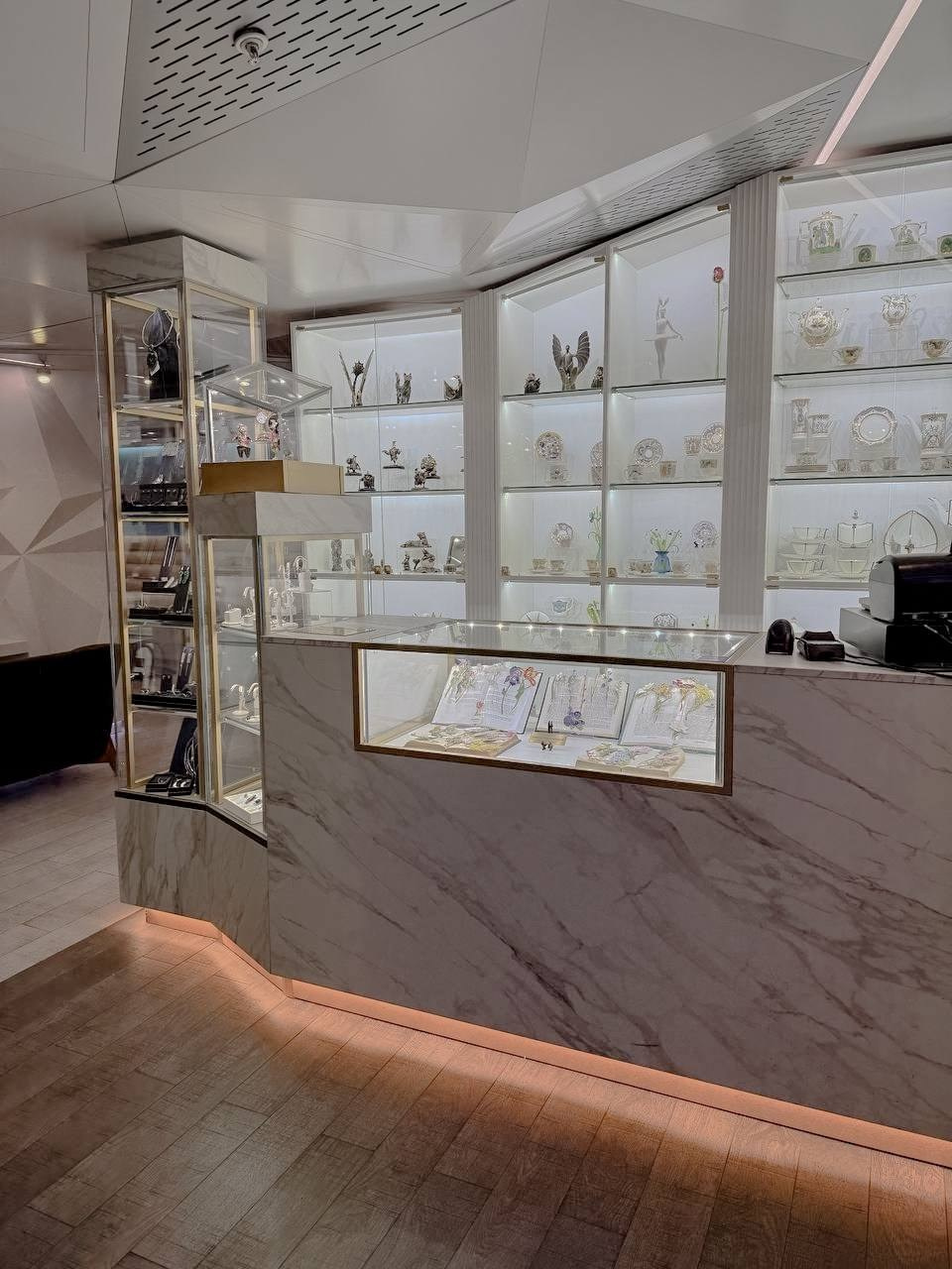 Ювелирная стойка Бизнес зал, аэропорт Пулково, СПБ. Davvero