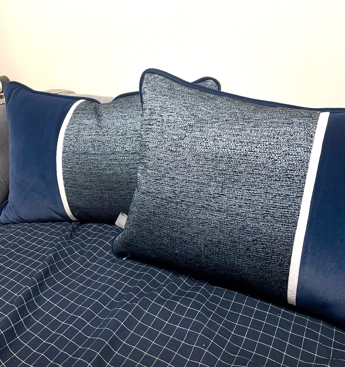 Синие подушки в спальню