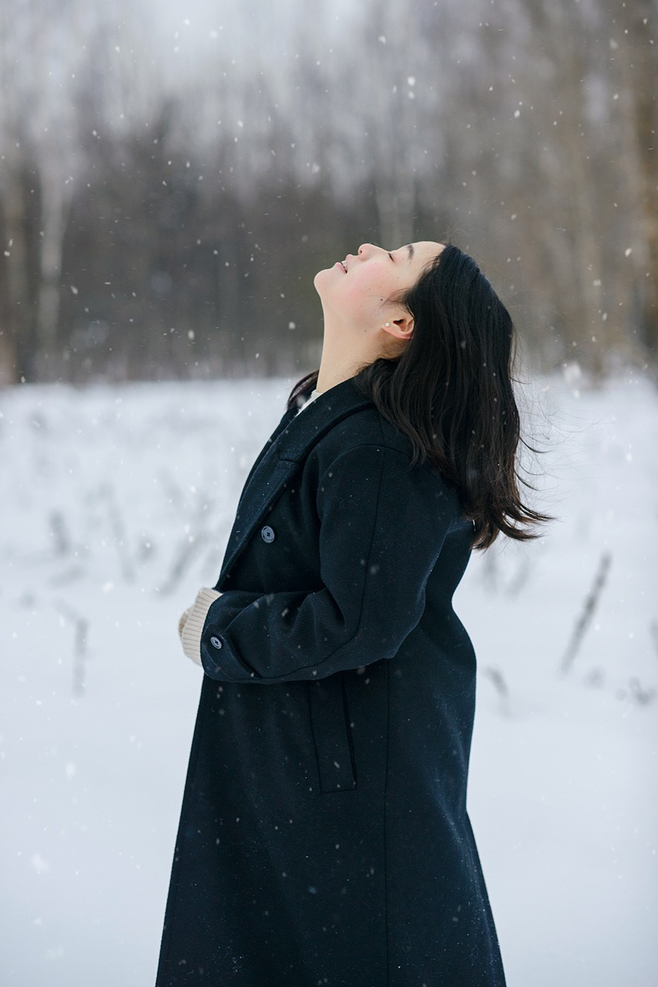 photo shoot for a girl in a winter field, snow