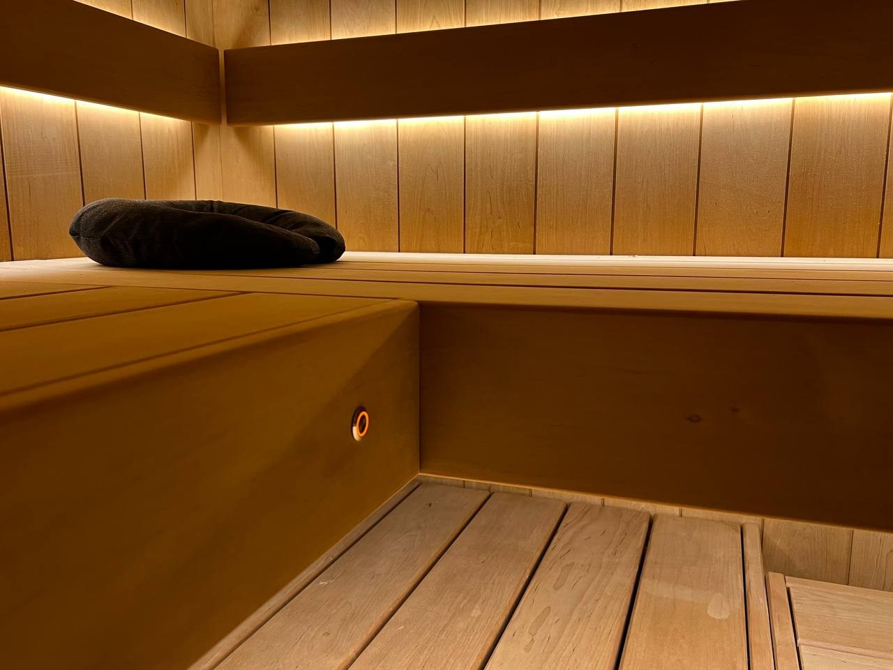 Баня в Каннельярви: термоольха, каменка Атмосфера, парящие полки и автоматическая подача холодного пара через форсунки в потолке. SaunaTopMasters