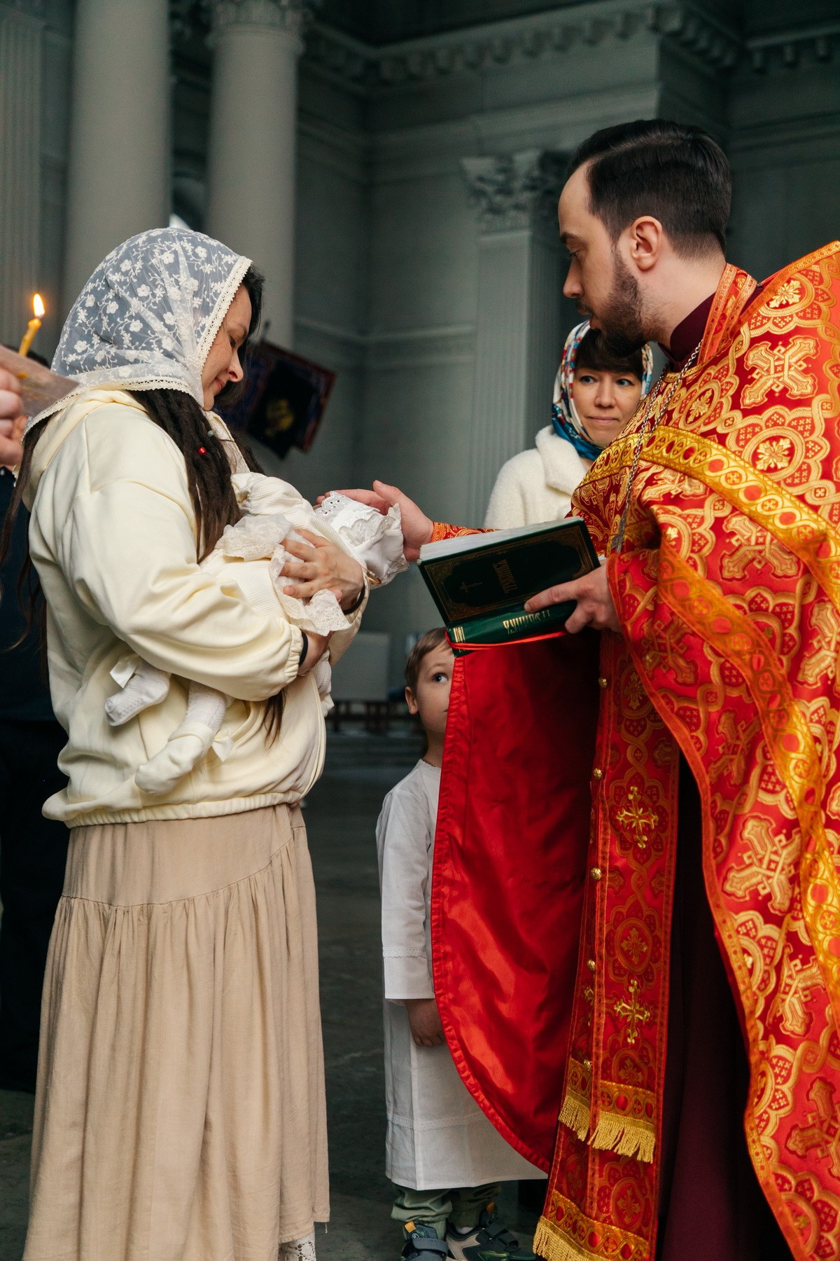 Троицкий собор крещение ребенка. Фотограф крещение венчание в Петербурге! Помогает подобрать храм и посоветовал душевного батюшку в СПб
