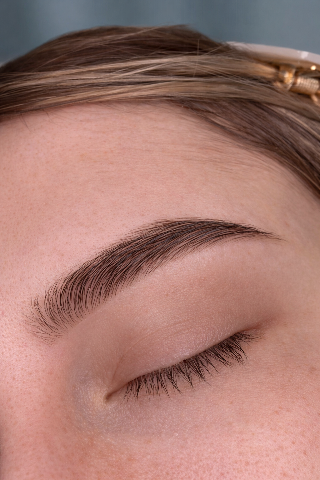 БРОВИ И РЕСНИЦЫ МОСКВА. СВАДЕБНЫЙ ВИЗАЖИСТ-СТИЛИСТ МОСКВА ЖУКОВСКИЙ ПРИЧЕСКИ МАКИЯЖ БРОВИ РЕСНИЦЫ ВЫЕЗД