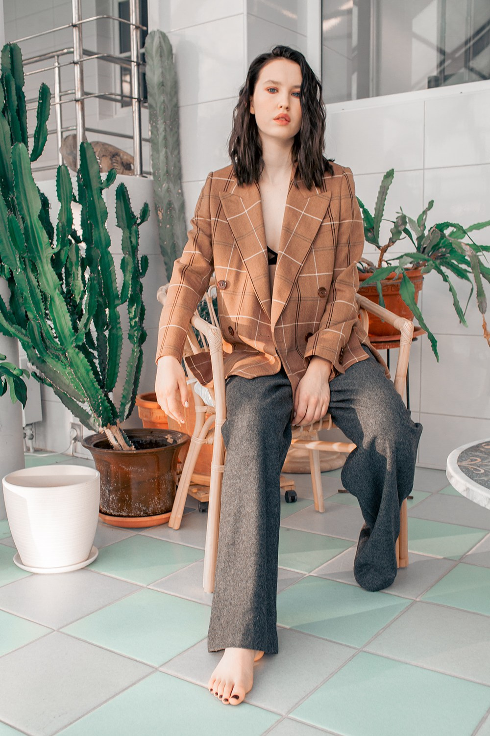 Портрет девушки во весь рост на фоне цветов