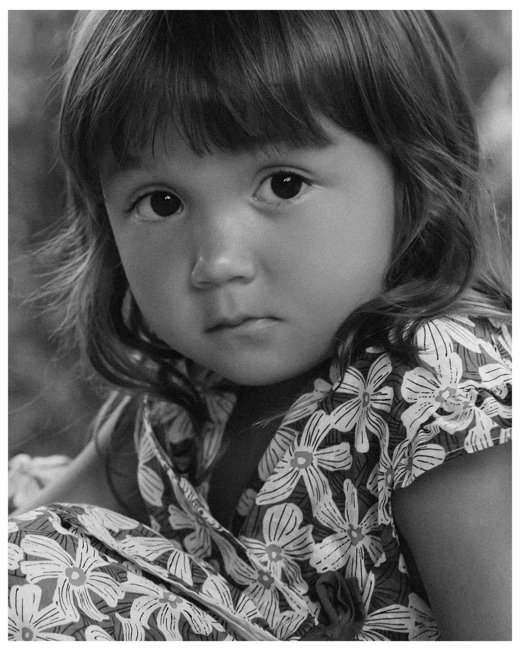 Чёрно-белый портрет ребёнка крупным планом