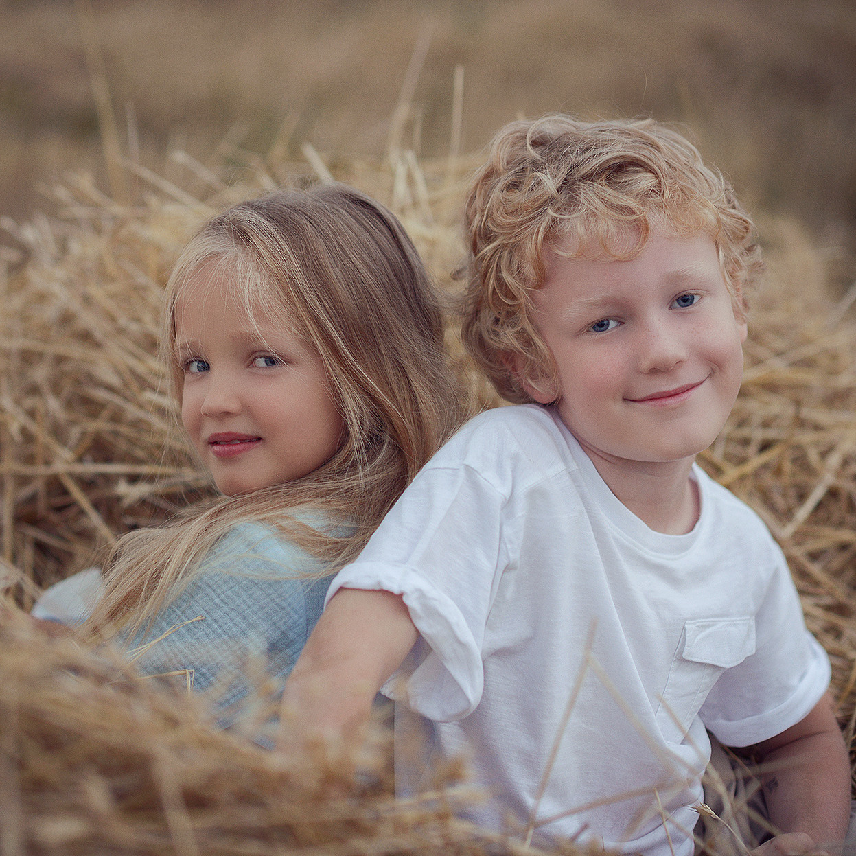 Марк и Даша в поле. Фотограф Альбина Вакунова
