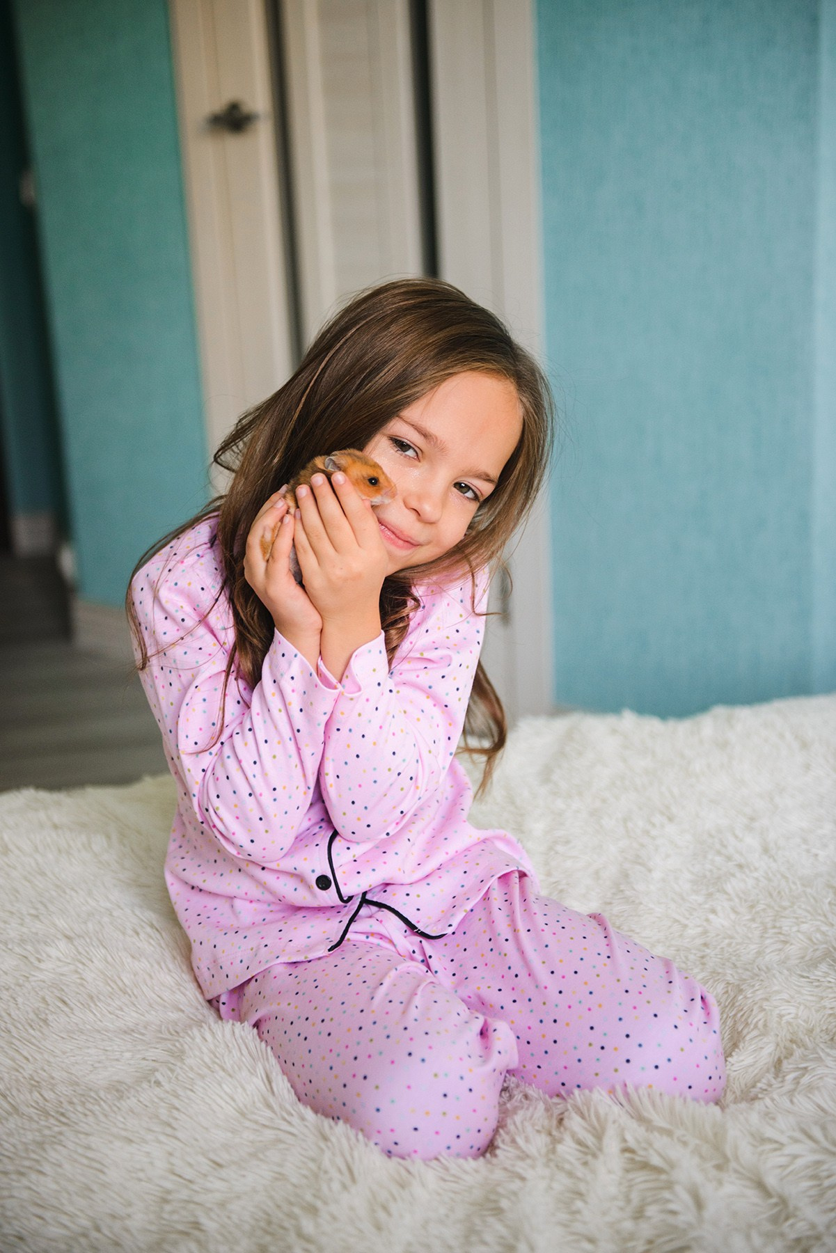 Family photo shoot at home , mom and daughter, in pajamas, Photographer Elena Carruthers, Scotland