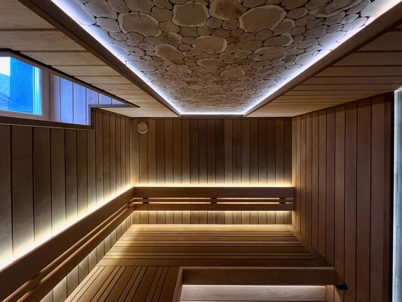 Парная в Родных Просторах выполнена по индивидуальному проекту. В потолке красуется можжевеловое панно, а в углу- глыба из гиммалайской соли. SaunaTopMasters