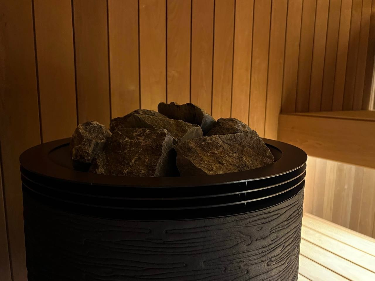 Новинка- Sangens в керамической облицовке со встроенным управлением, вокруг которой создана сауна из термоосины в Охтинском Парке. SaunaTopMasters