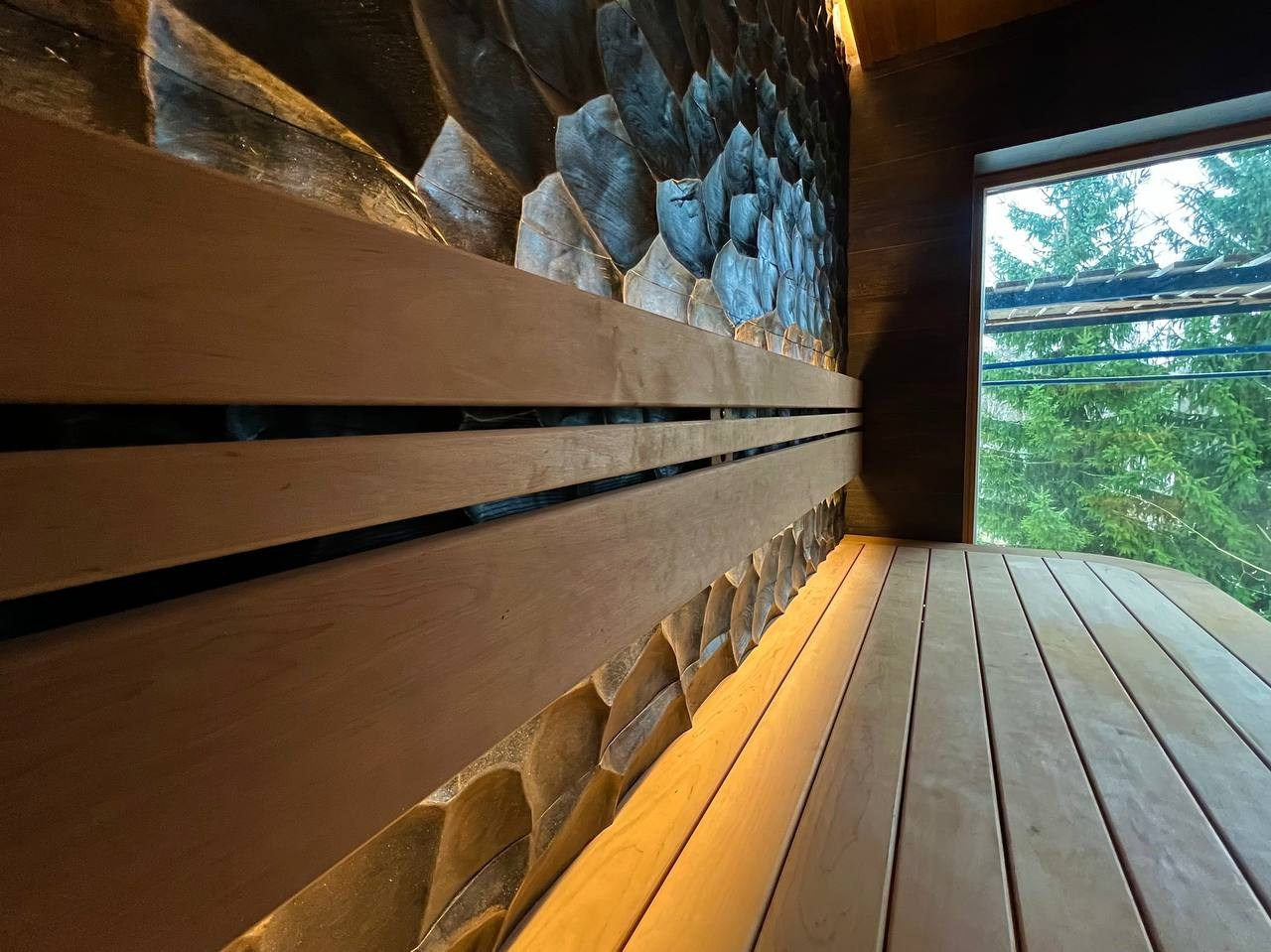 Кодовое название- Чешуя. Баня на берегу Суходольского озера выполнена для MBSaun и получила свое название за уникальные 3D панели. SaunaTopMasters