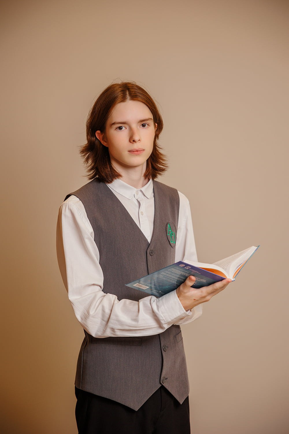 Выпускные альбомы для 9 класса: съёмка в школе и на улице. СИГМА | Студия выпускных альбомов Красноярск