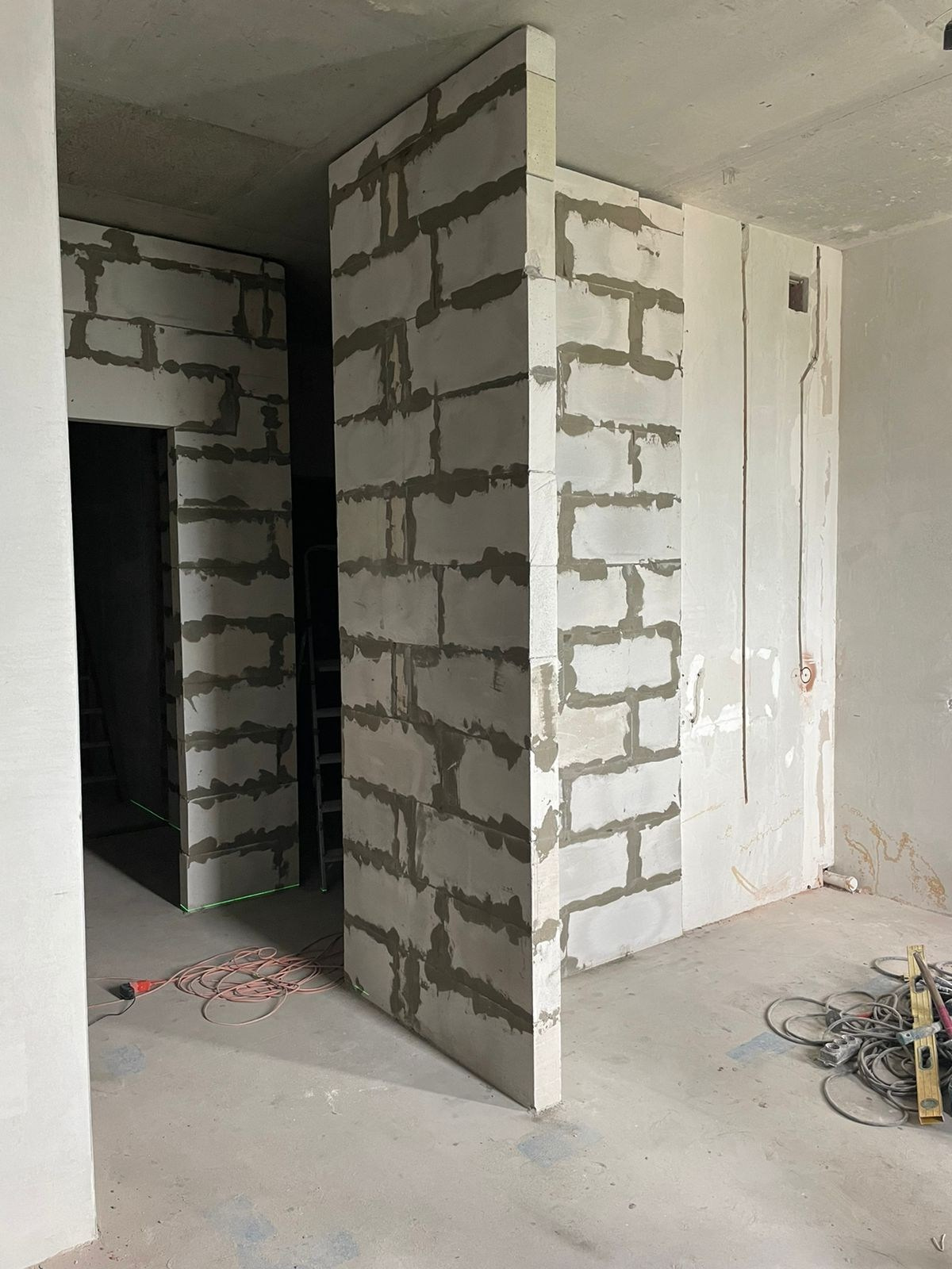 Возведение перегородоок. Мамонт