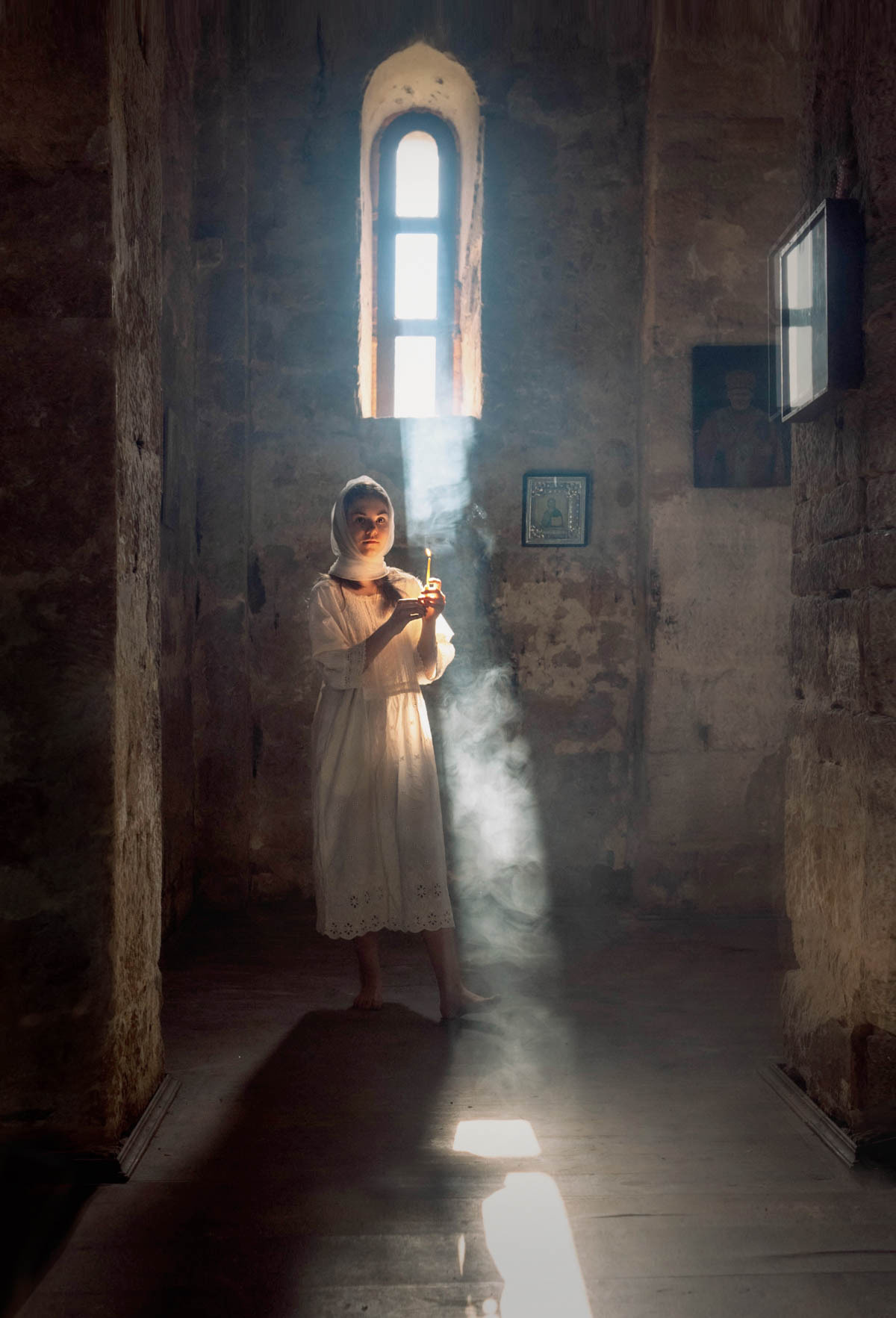 Девушка в лучах света в Шоанинском храме