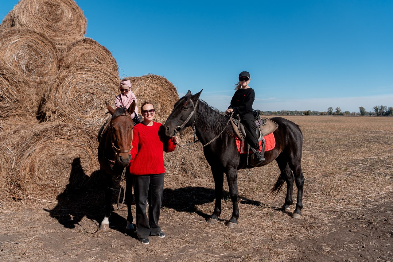 Семейная фотосессия в поле с Лошадками. Фотограф в Волгограде и Волжском Александр Горбань